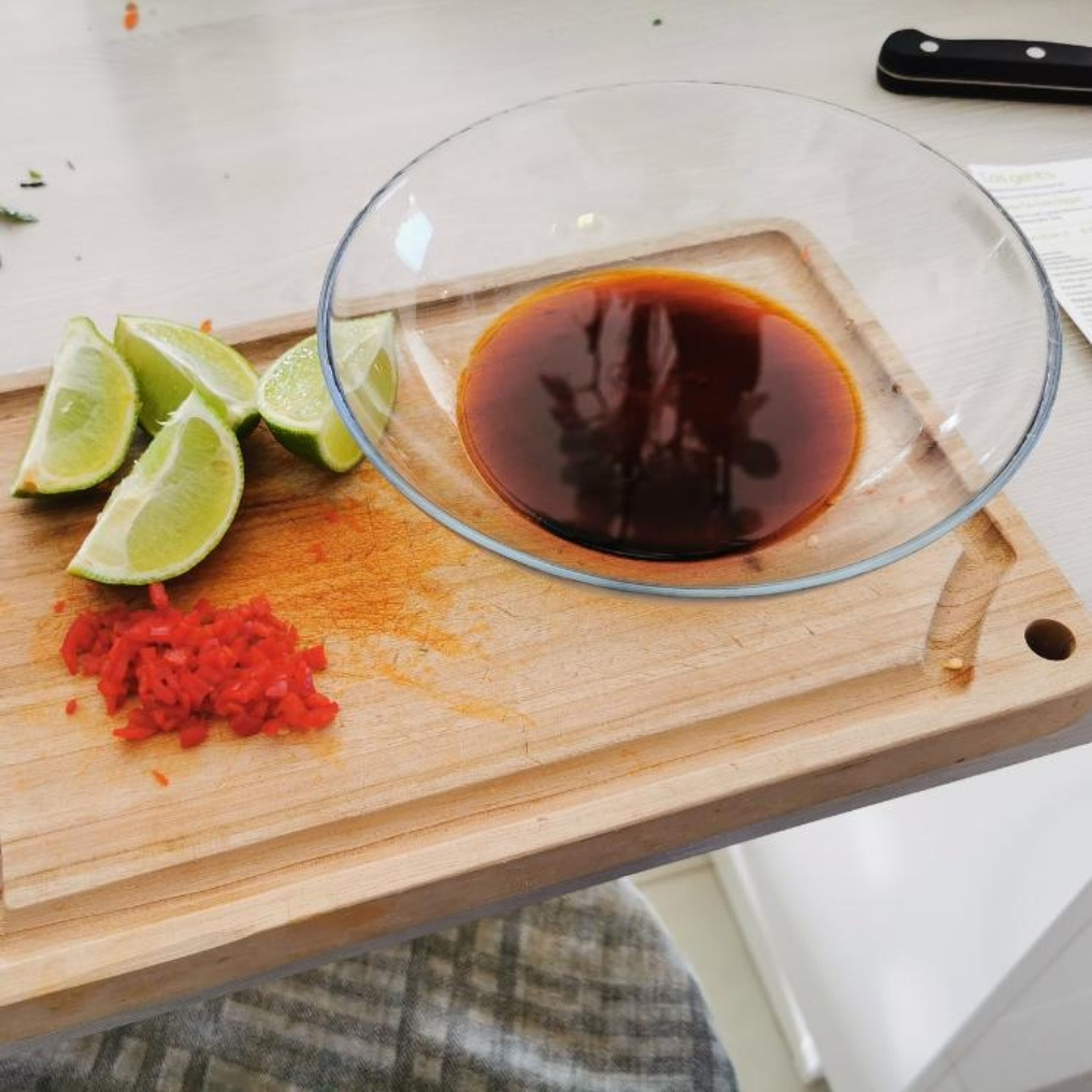 Soße zubereiten. Eine Limette vierteln, ausdrücken und Saft der Limette , sowie die fein gehackte chili verühren mit der Sojasoße.
