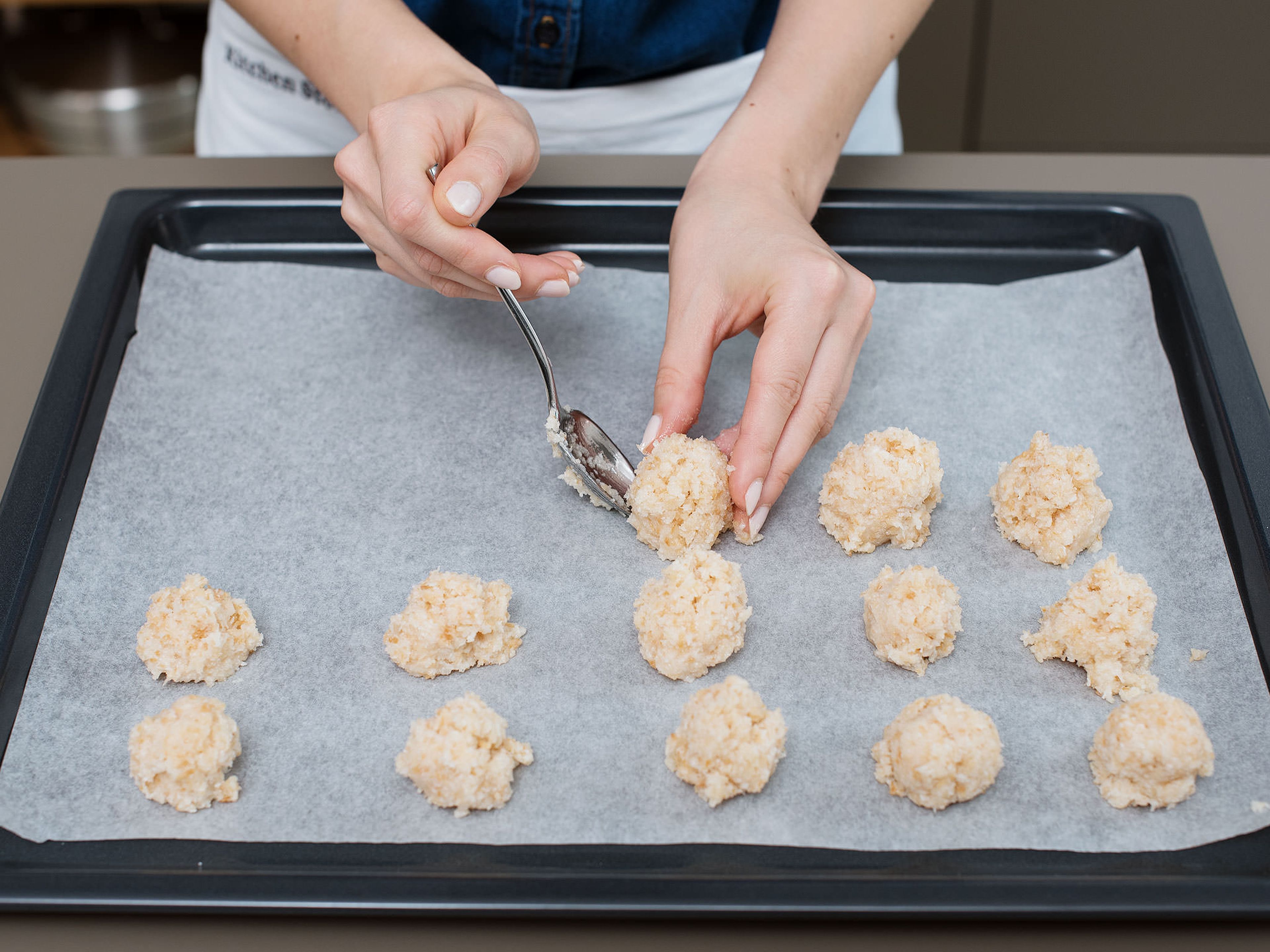 Form coconut mix into 20 small balls and distribute over a parchment-lined baking sheet. Transfer to oven at 170°C/350°F for approx. 15 min. The macaroons should be lightly browned and still a bit soft. Take out of oven and set aside to cool.