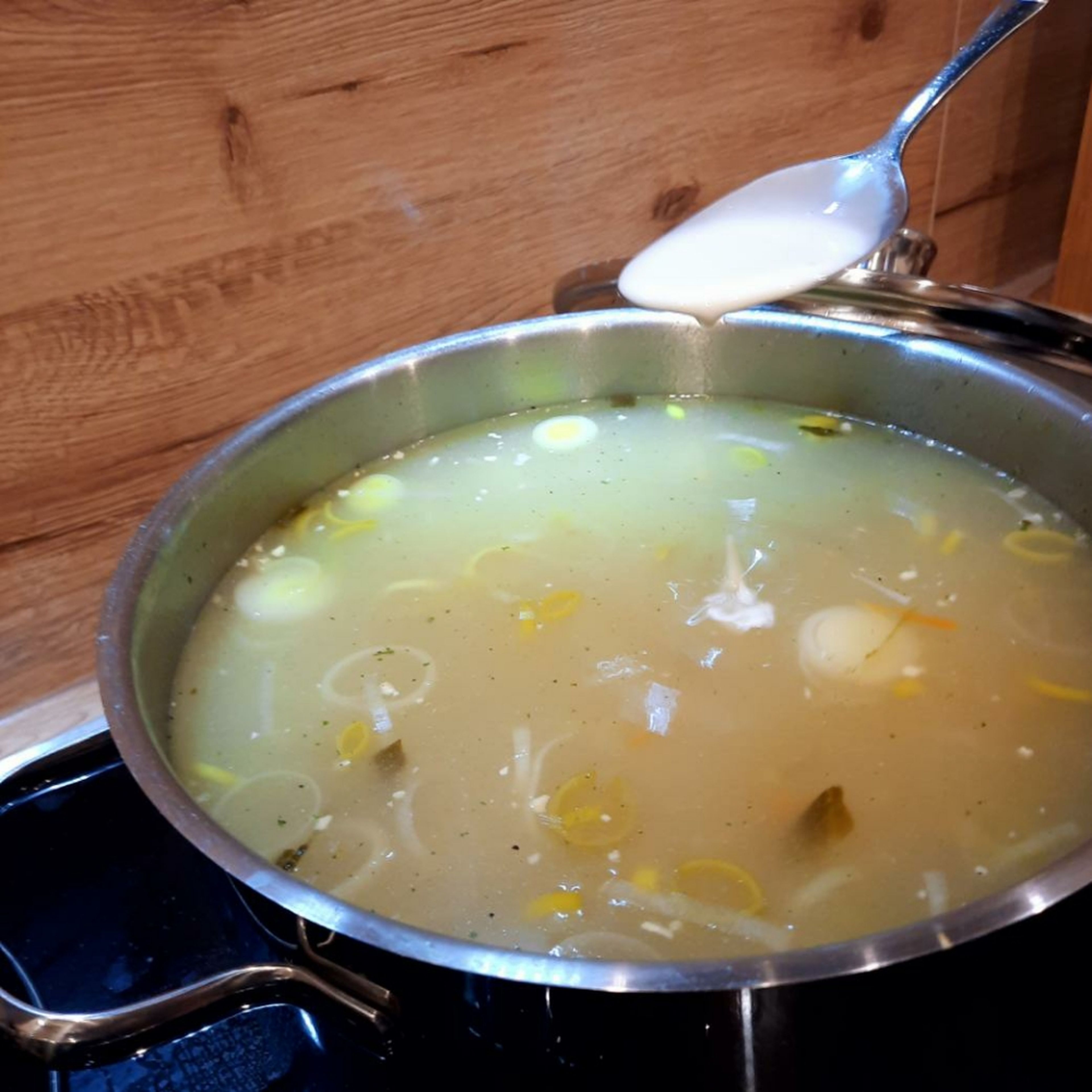 Suppe nach Belieben mit Maggi, Salz, Pfeffer und Vegeta würzen. Sahne zu der Suppe geben und alles zusammen ca. 5 Min. bei schwacher Hitze fertig kochen.