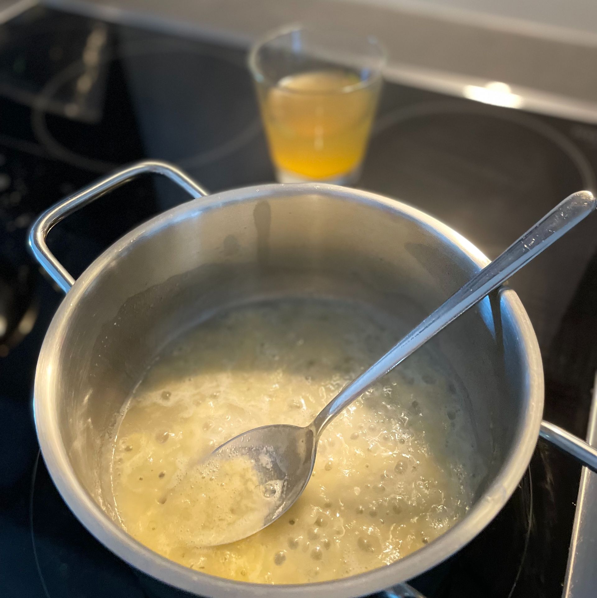 Lachs mit Kartoffeln und Senf-Dill Sauce | Rezept | Kitchen Stories