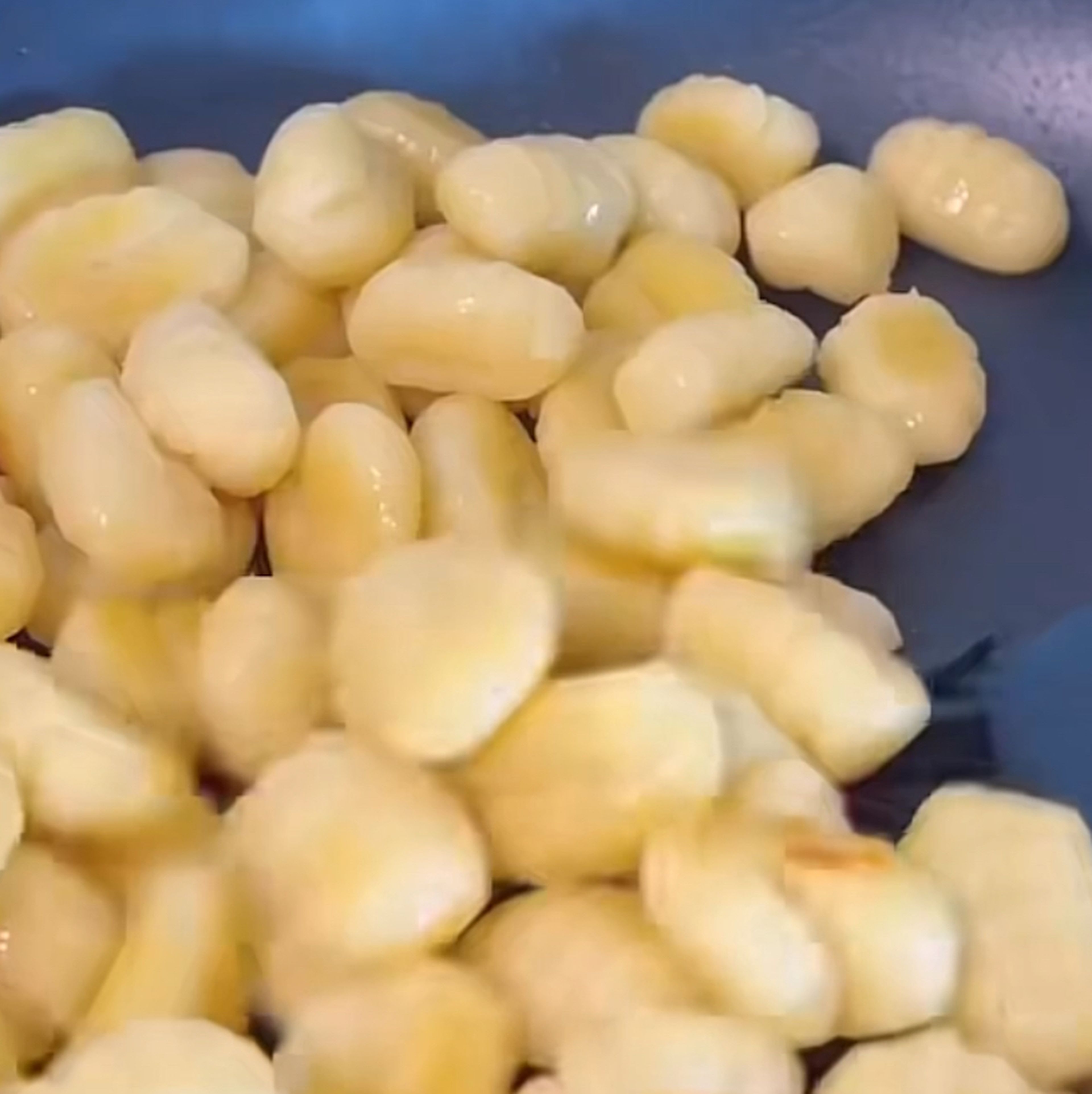 Öl in Pfanne erhitzen und Gnocchi anbraten.