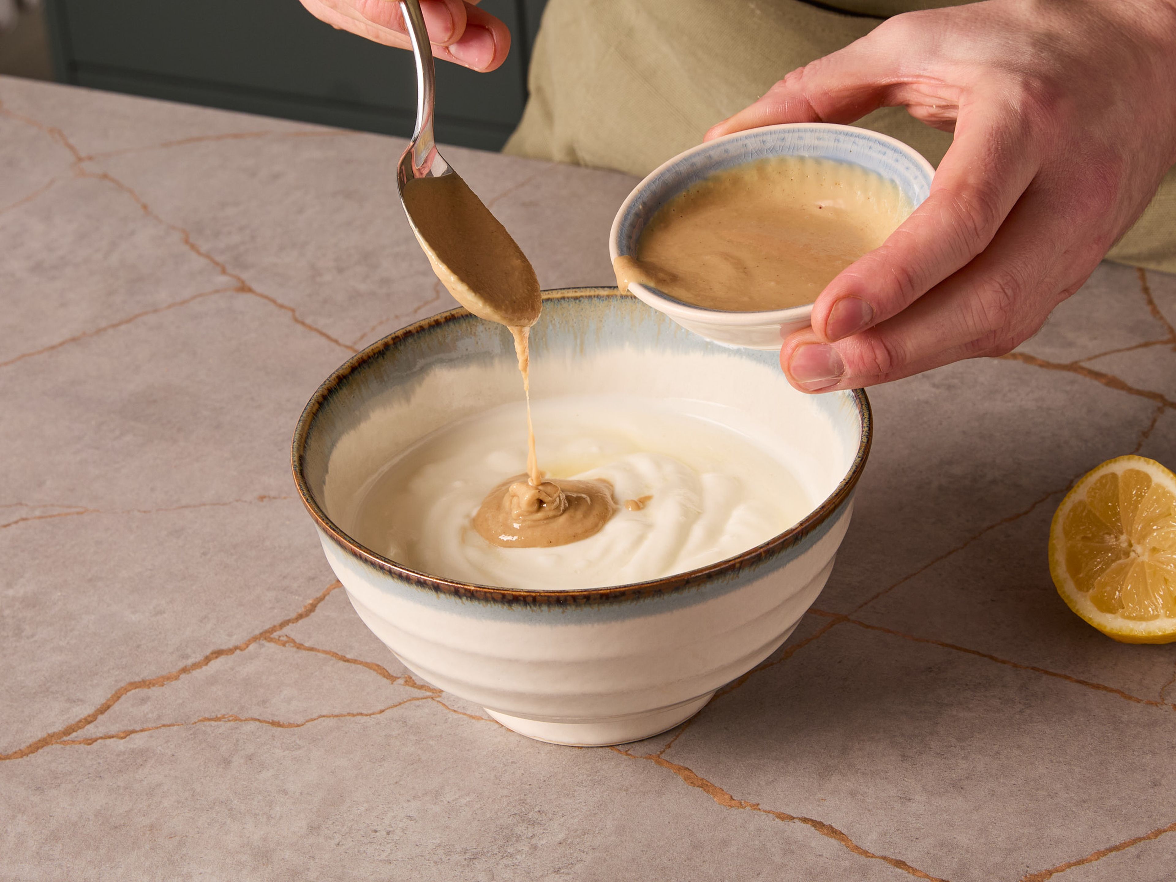 Joghurt, Tahini, Zitronensaft und den restlichen Knoblauch in einer Schüssel verrühren, mit Salz abschmecken und zu den warmen Arayes servieren.