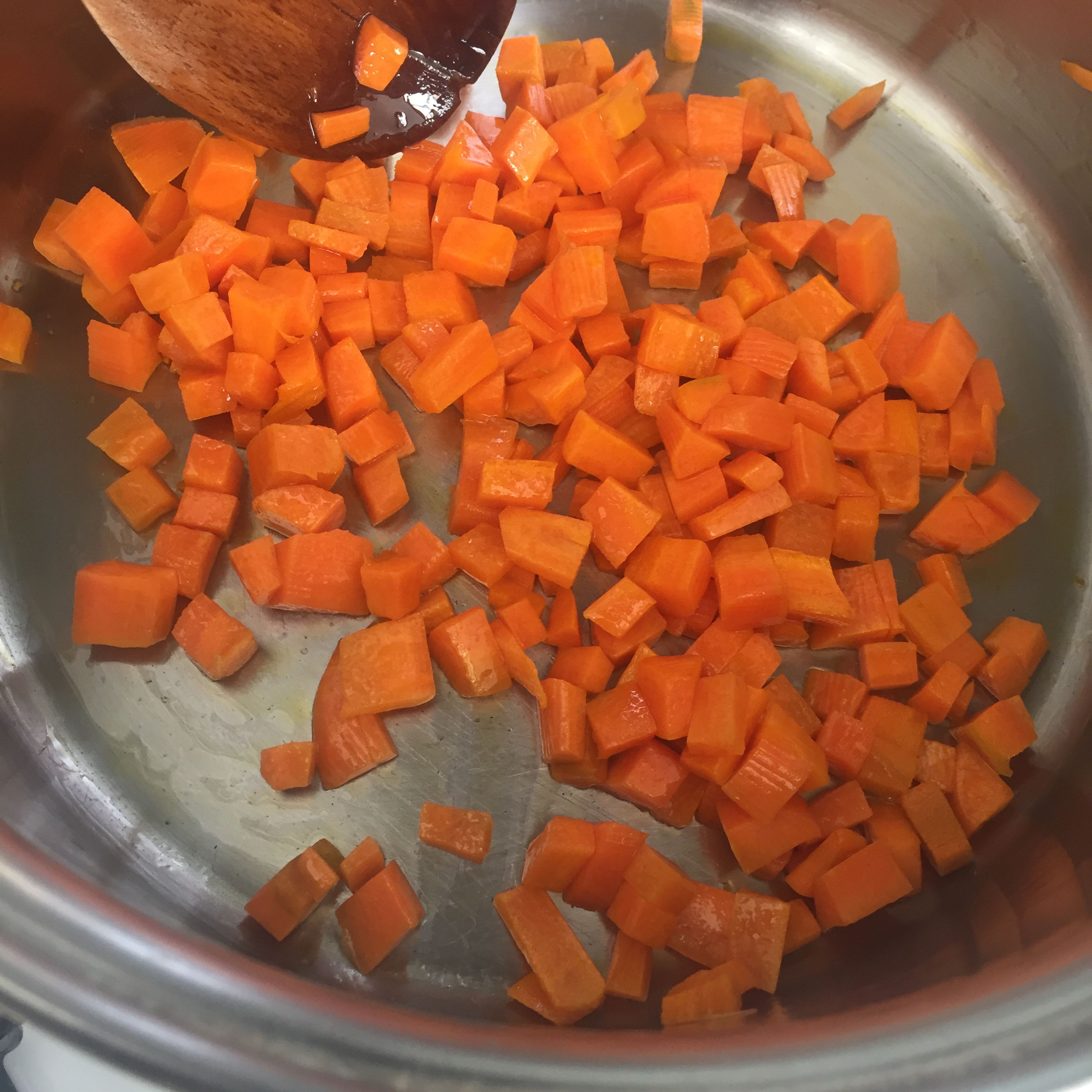 Stir to avoid sticking to the bottom, until the carrot is slightly cooked