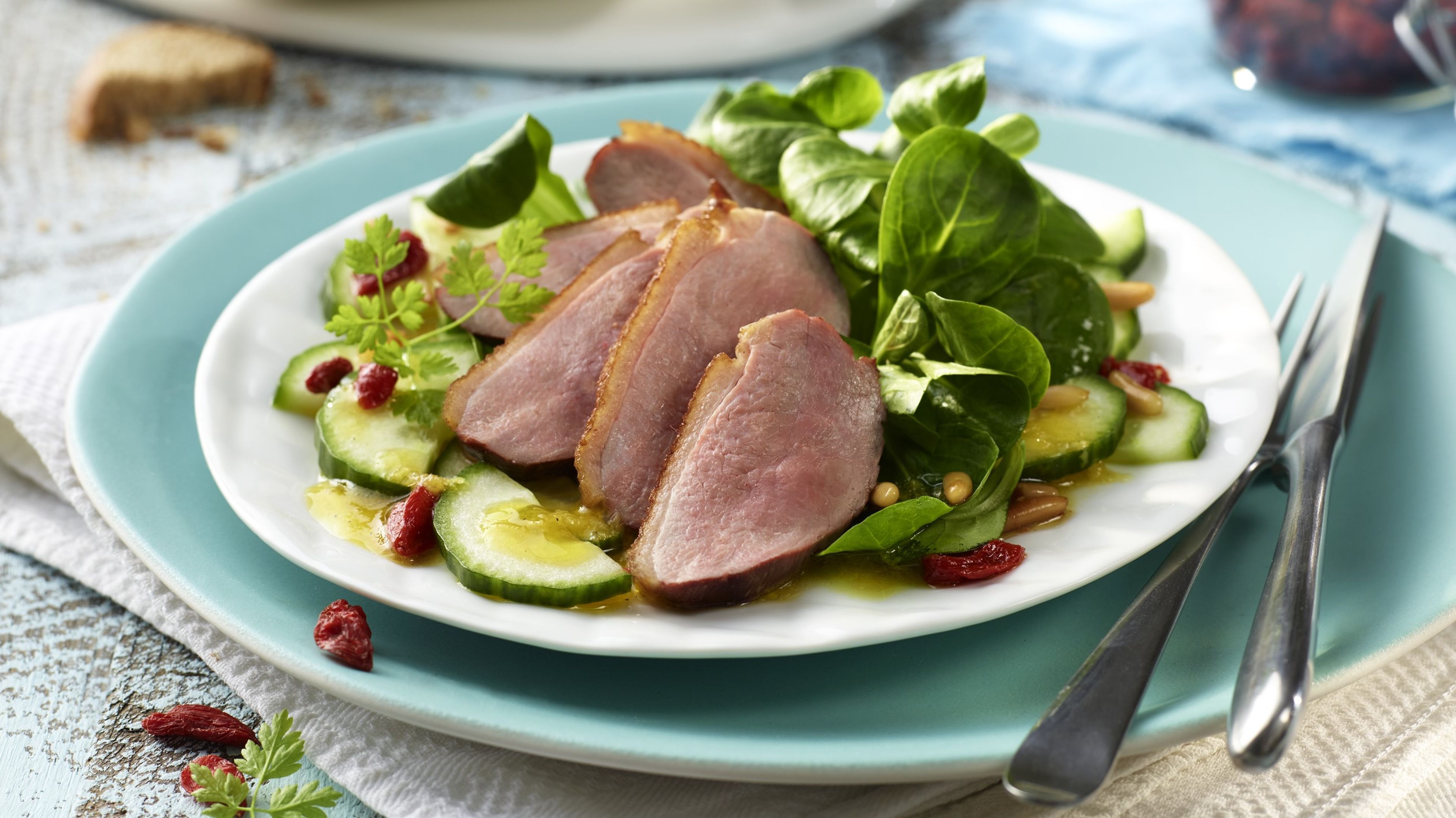 Knusprige Entenbrust auf Gojibeeren-Salat mit Orangen-Ingwer-Dressing