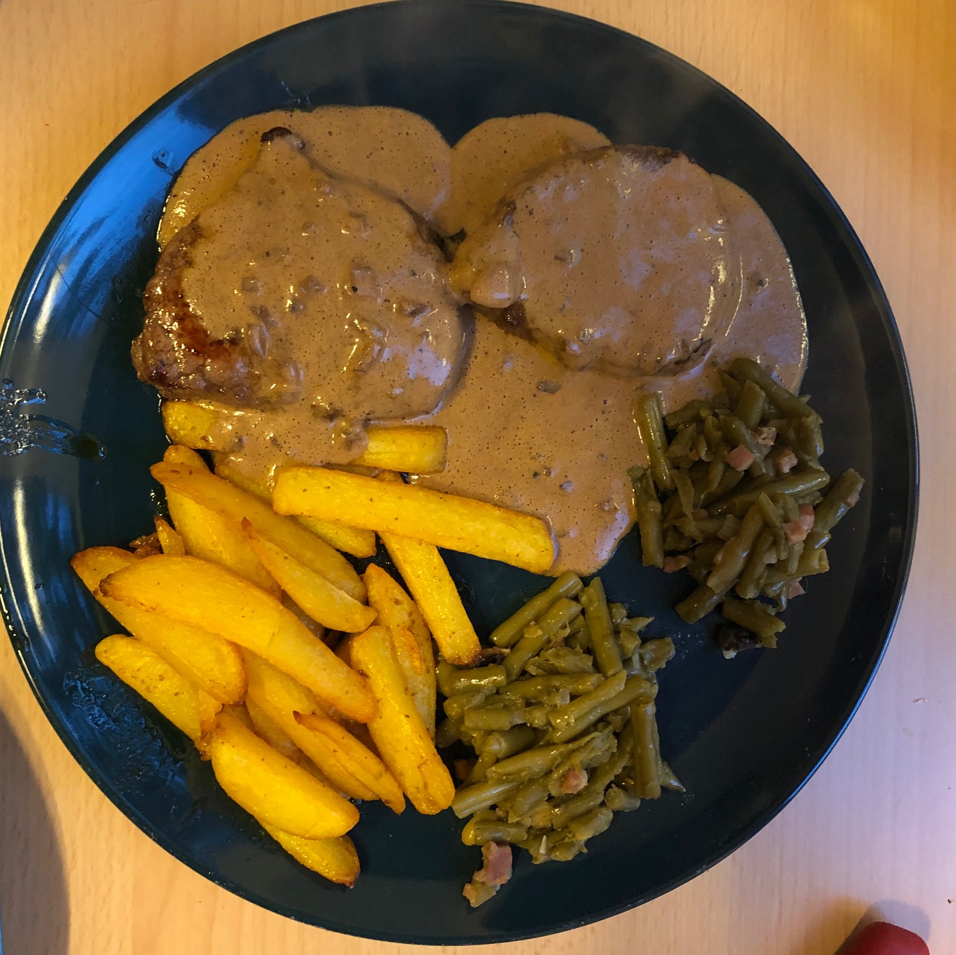 Rinderfilet mit Pfeffersauce, Bohnen und Pommes | Rezept | Kitchen Stories