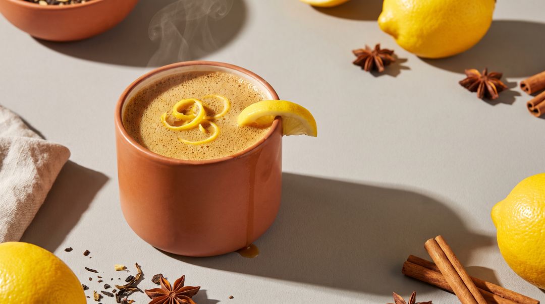 Zitronen-Chai-Latte: Ein würziges Heißgetränk für kalte Tage