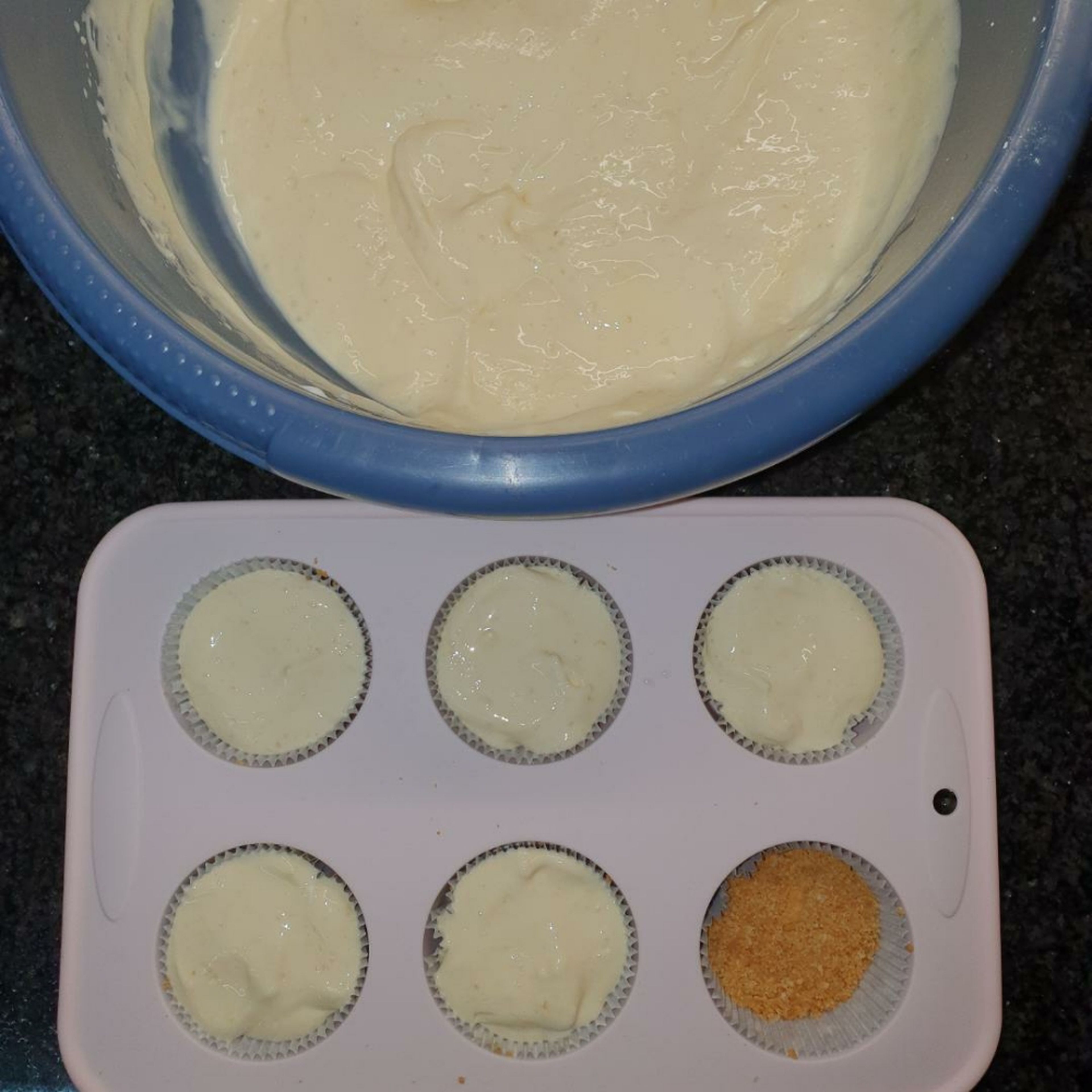 Alle Zutaten für die Käsemasse sollten Raumtemperatur haben. Zuerst den Frischkäse cremig rühren. Puderzucker, Vanillezucker und Zitronenschale unterrühren. Dann die Eier nacheinander einrühren. Zuletzt das Crème fraîche zügig einrühren. Die Käsemasse nun auf den gekühlten Keksböden verteilen und ca. 20 Minuten bei 150 Grad Ober-Unterhitze backen.