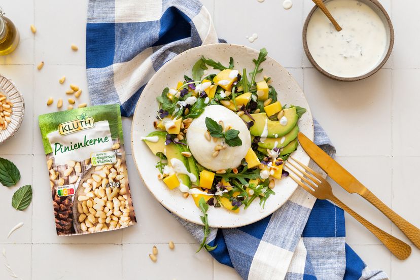 Avocado-Mango-Salat mit Burrata