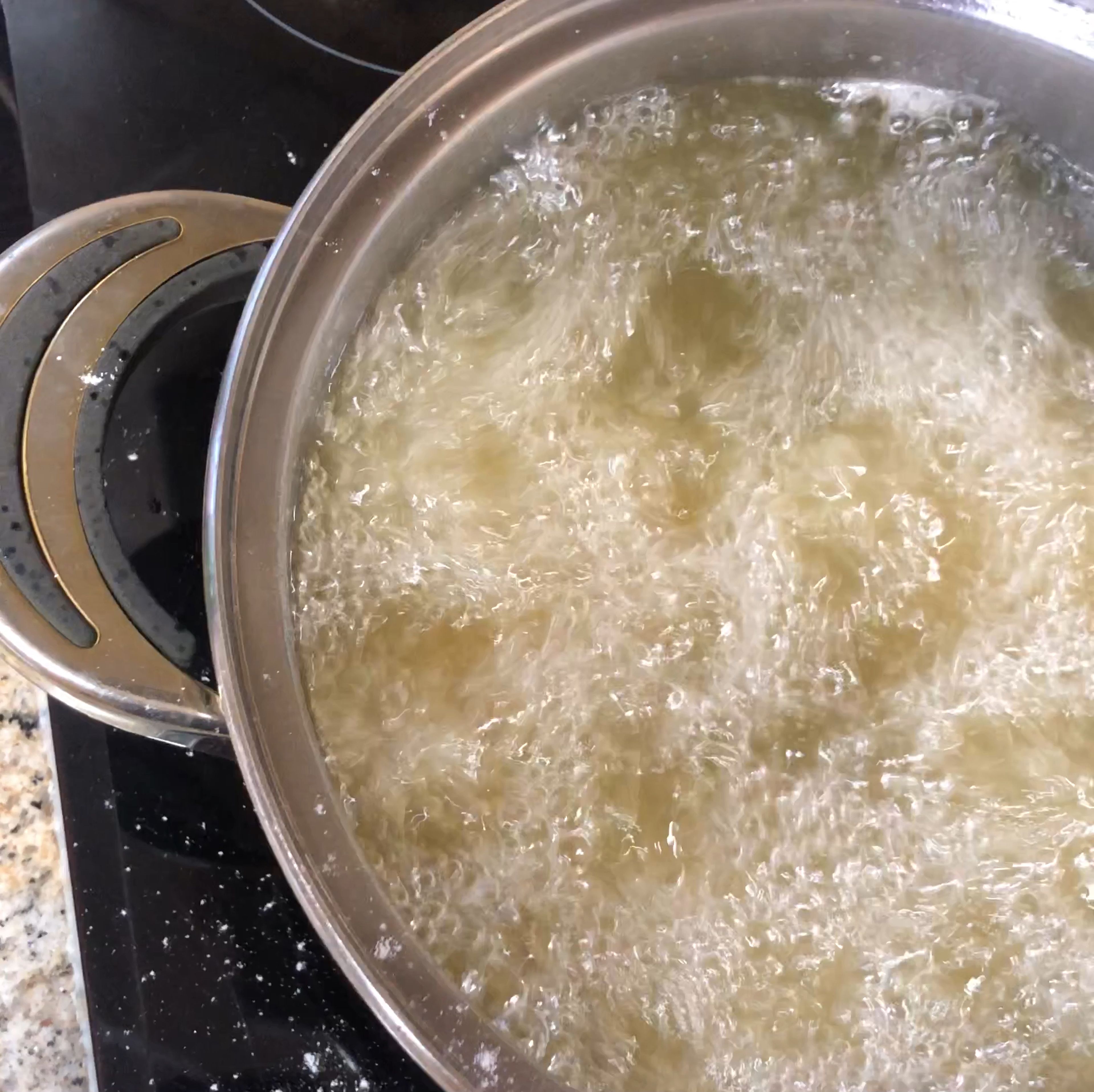 For the third fry we’re going to dip the chicken back in the batter and then into the pot again at 180 degrees Celsius for 2 minutes.