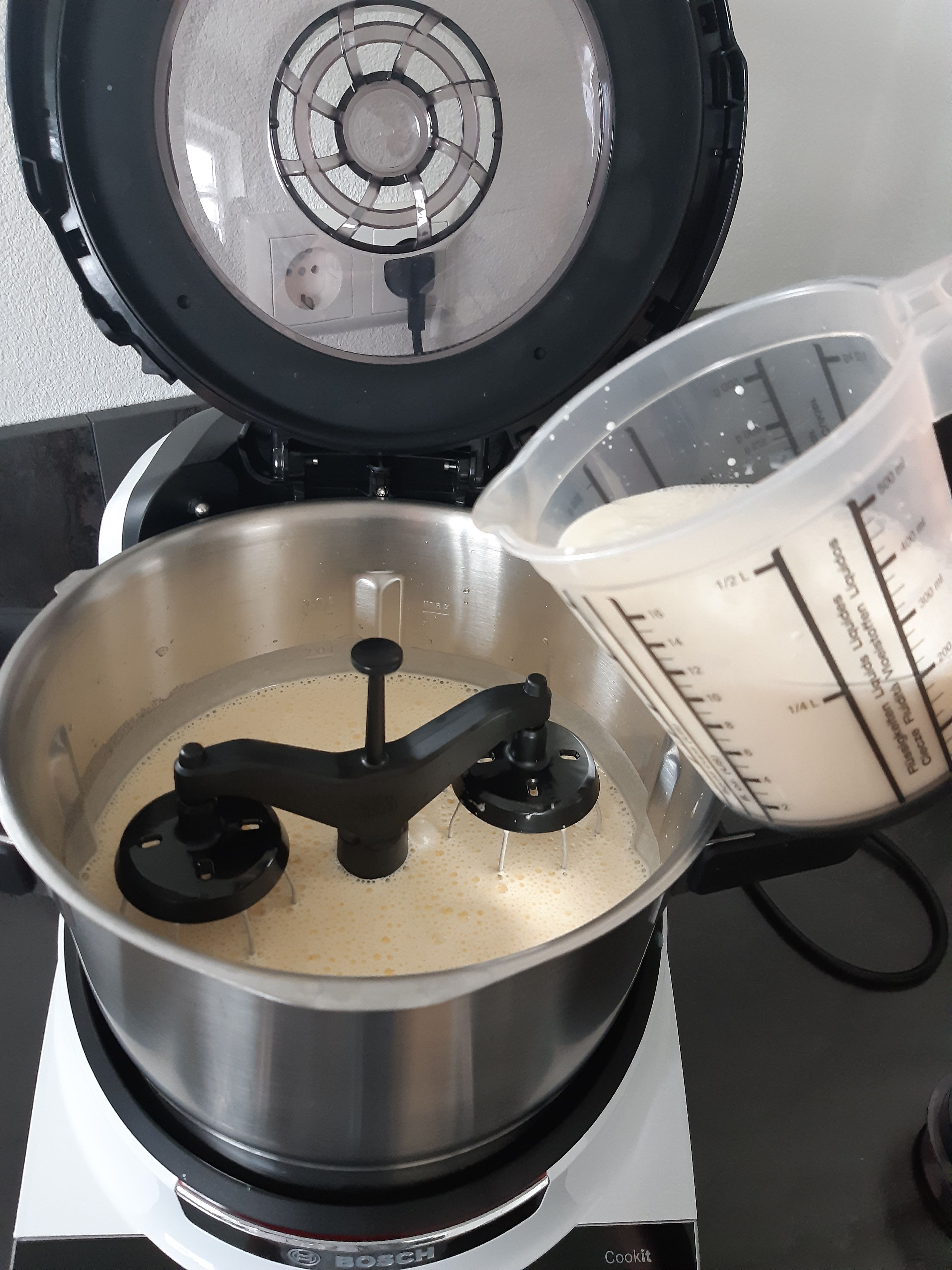 Milch und Sonnenblumenöl mit der Waage einwiegen und mit dem bereits eingesetzten Cookit Zwillings-Rührbesen rühren. ( Zwillings-Rührbesen l Stufe 3 I 15 Sek.)