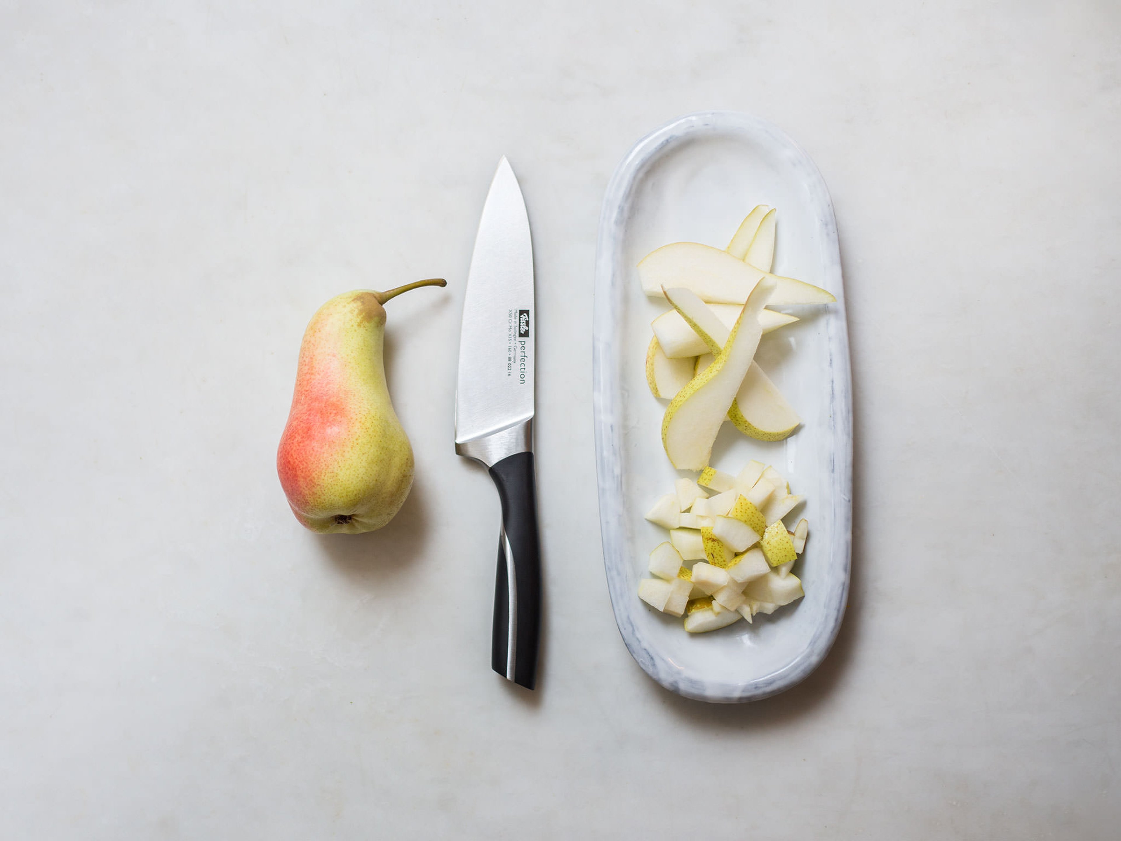 How to cut a pear