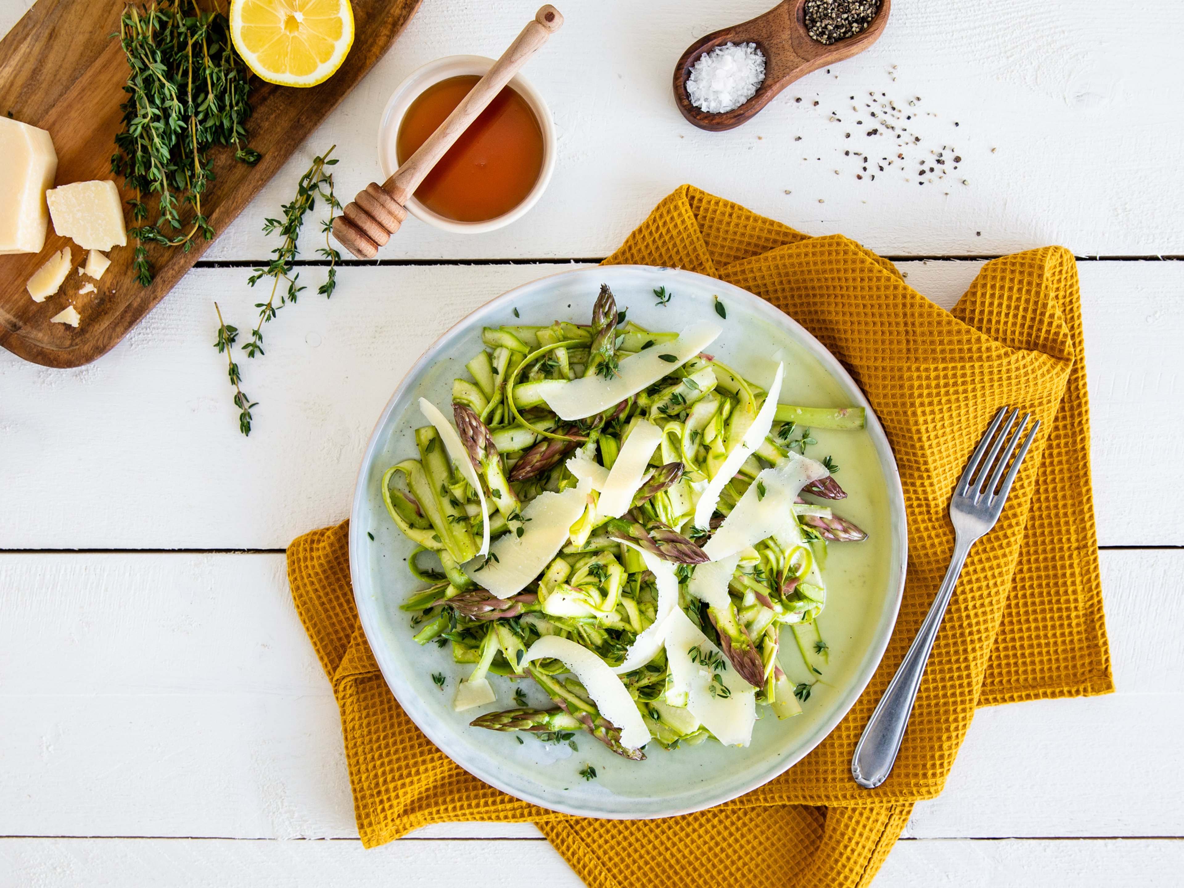 Grüner Spargelsalat mit Honig-Vinaigrette