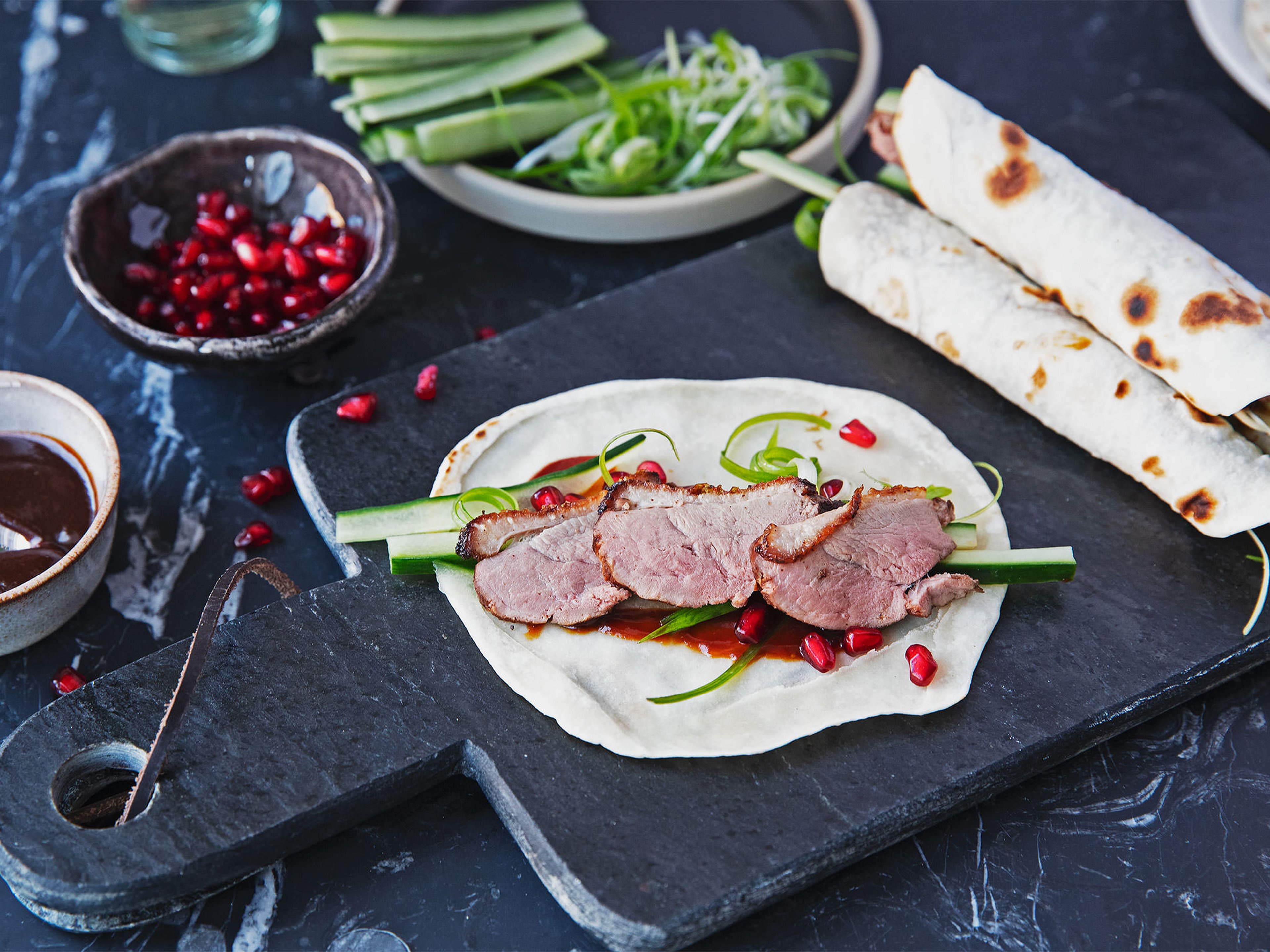 Mandarin-Pfannkuchen mit Ente, Gurke und Hoisin-Sauce