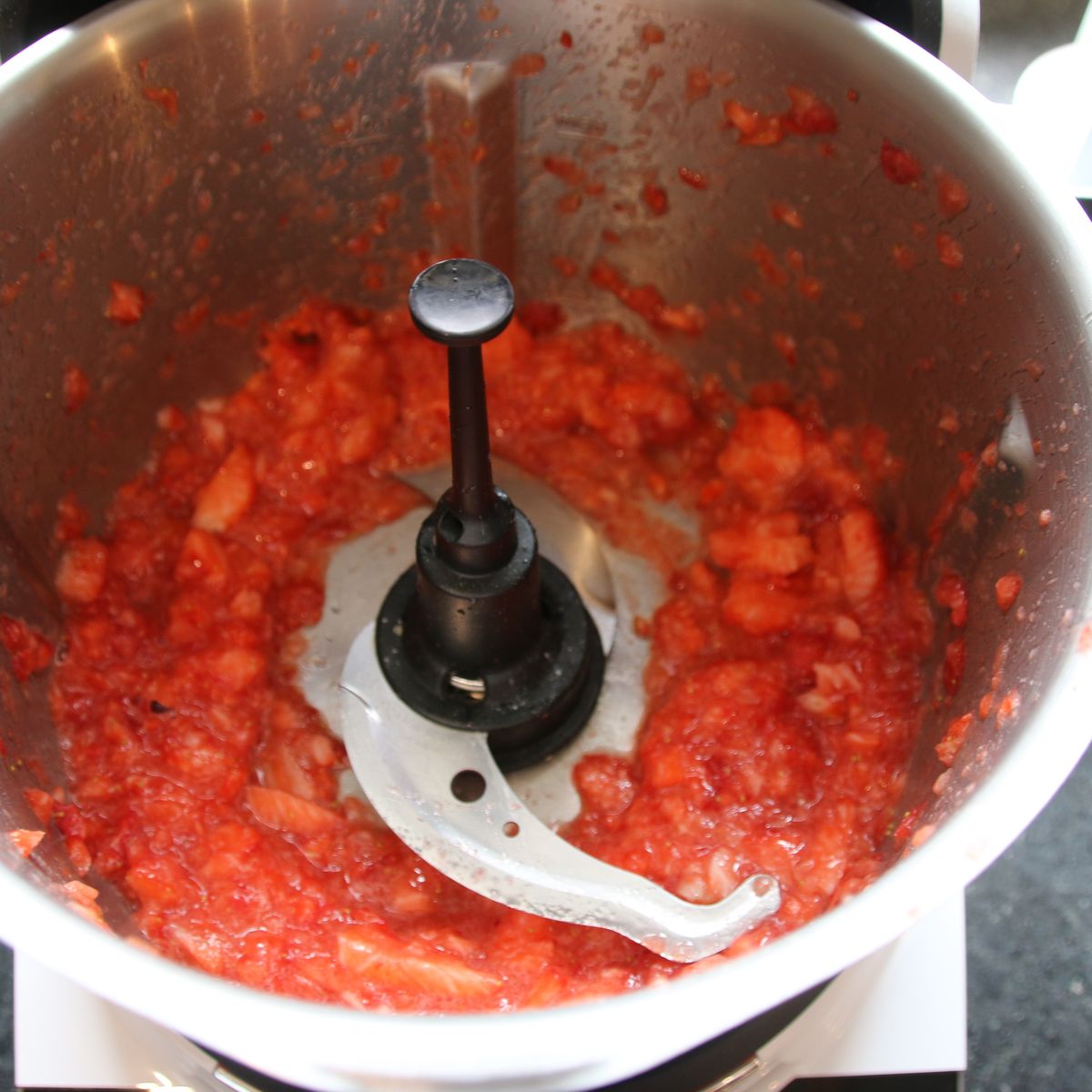 Erdbeerbiskuitrolle mit dem Cookit | Rezept | Kitchen Stories
