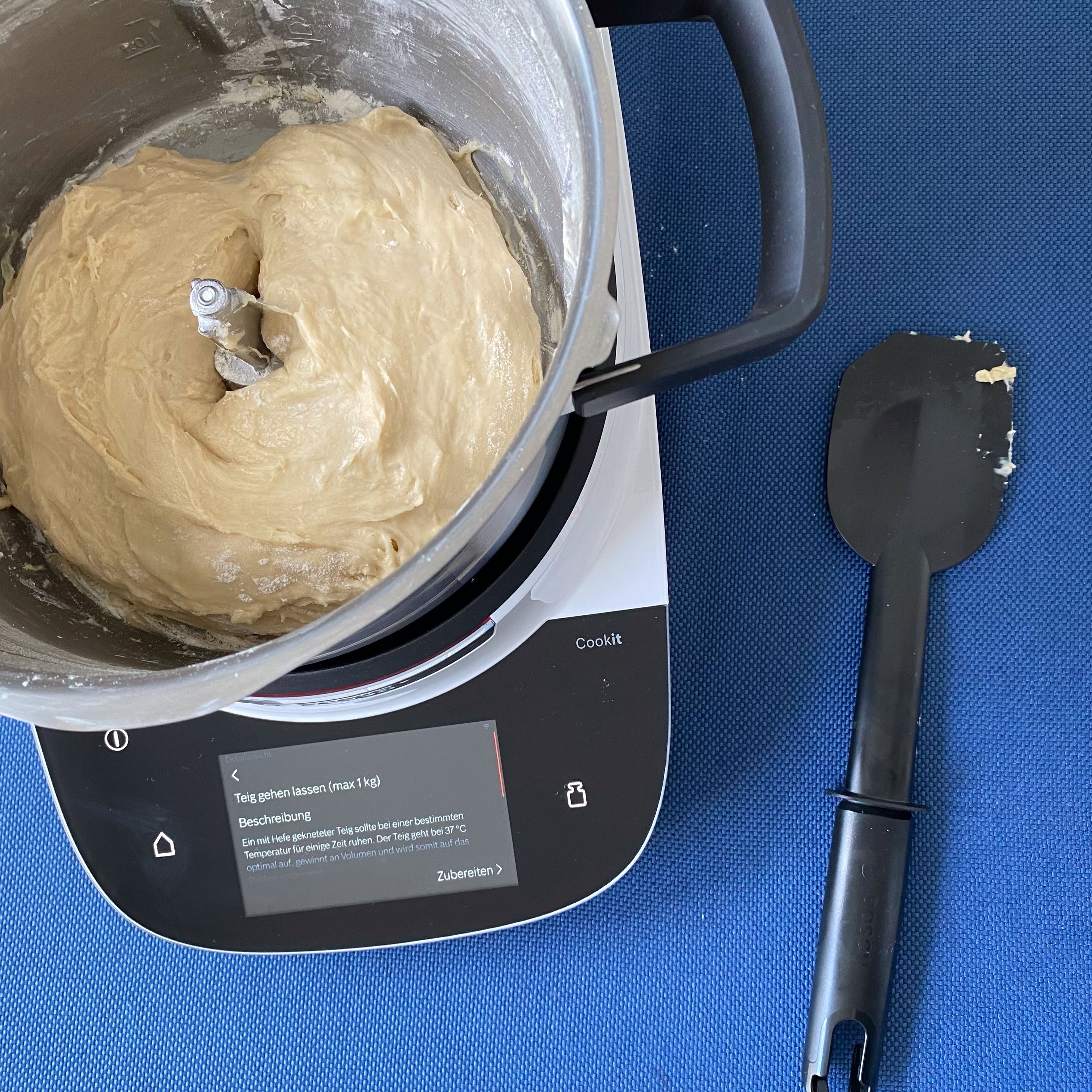 Cookit Universalmesser entfernen. Automatikprogramm 'Teige gehen lassen' starten und 45 Minuten gehen lassen.