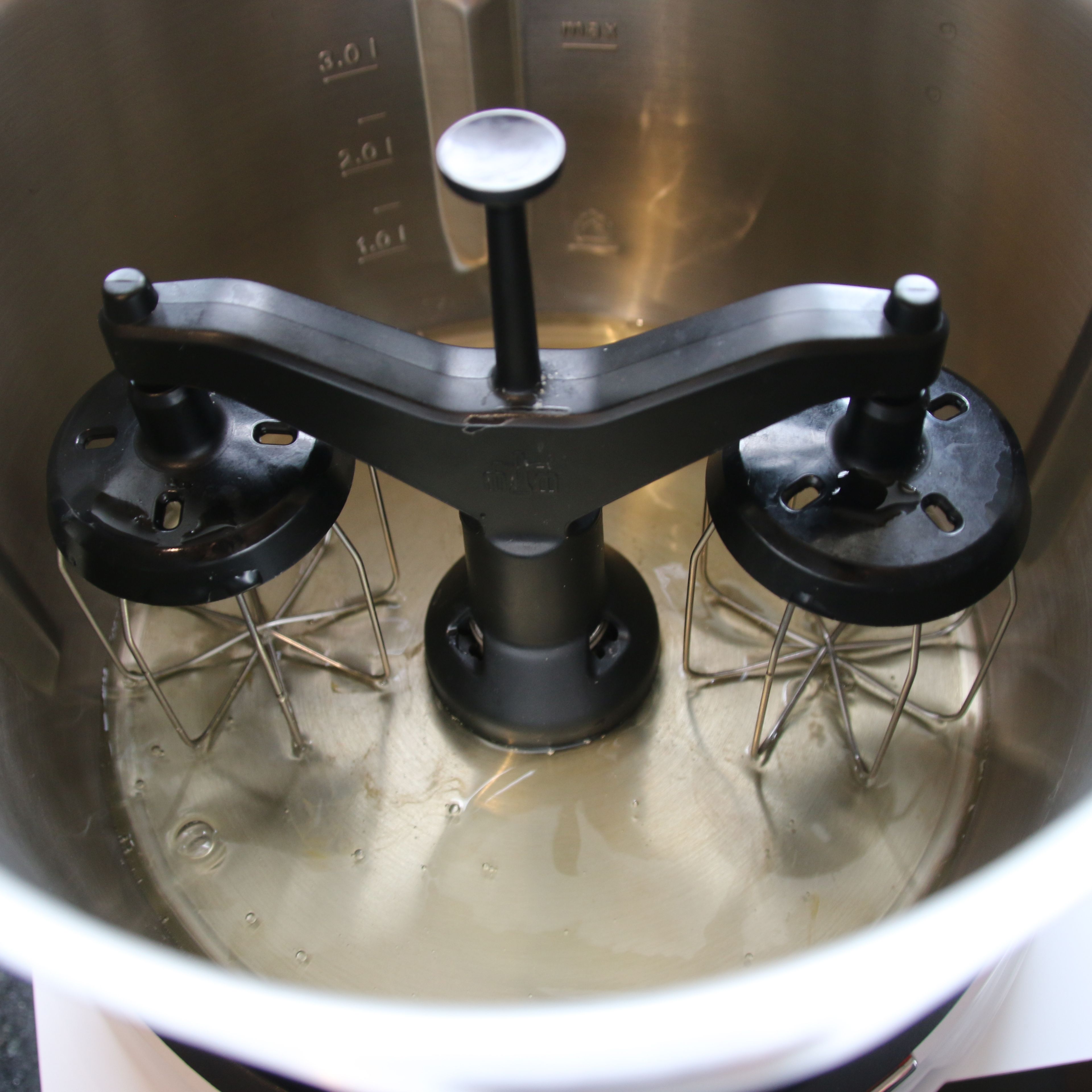 Backofen auf 160° Umluft vorheizen. Zucker in ein separates Gefäß abwiegen. Mehl in ein zweites Gefäß abwiegen. Eier trennen, das Eiweiß in den XL-Topf geben.