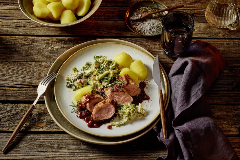 Rehrücken mit nussigem Rahmwirsing und Goldsaft-Preiselbeerjus