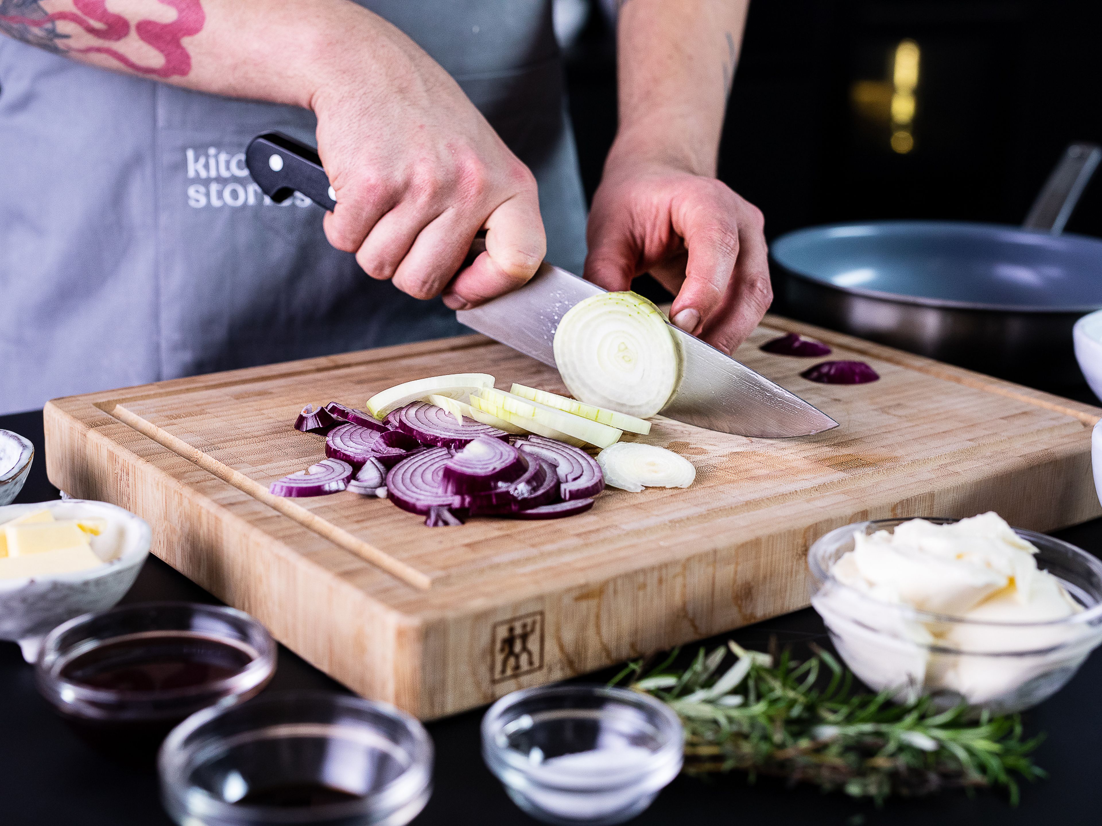 Peel and trim onions. Slice some of the onions in thin slices, and transfer to a bowl. Slice other onions into thicker rings. Pluck leaves from sprigs of rosemary and thyme, then roughly chop.