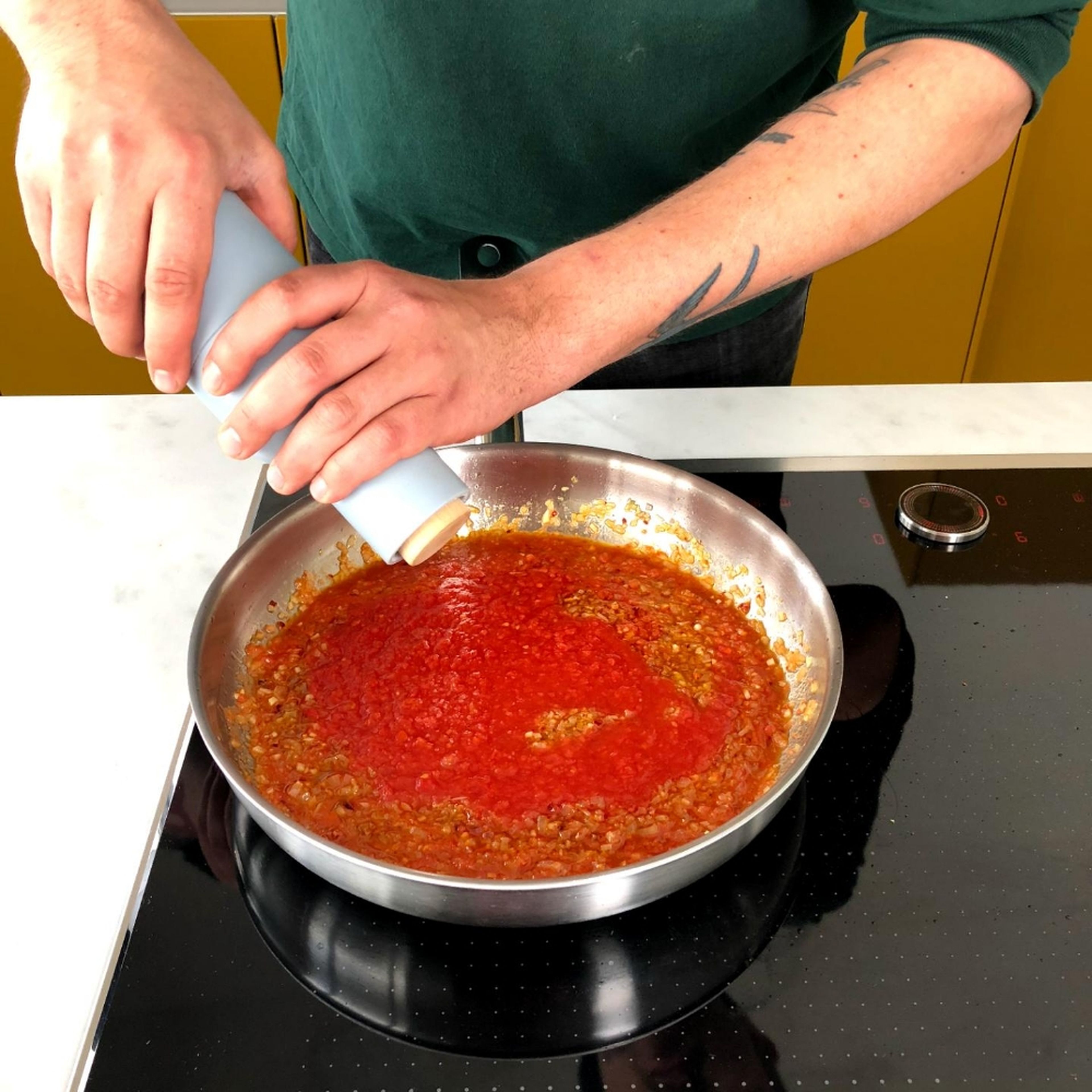 Im Anschluss die gehackten Tomaten dazugeben und die Sauce ca. 10 Min. köcheln. In der Zwischenzeit die Pasta nach Packungsanweisung kochen. Die Sauce mit Salz, Pfeffer und Zucker würzen.