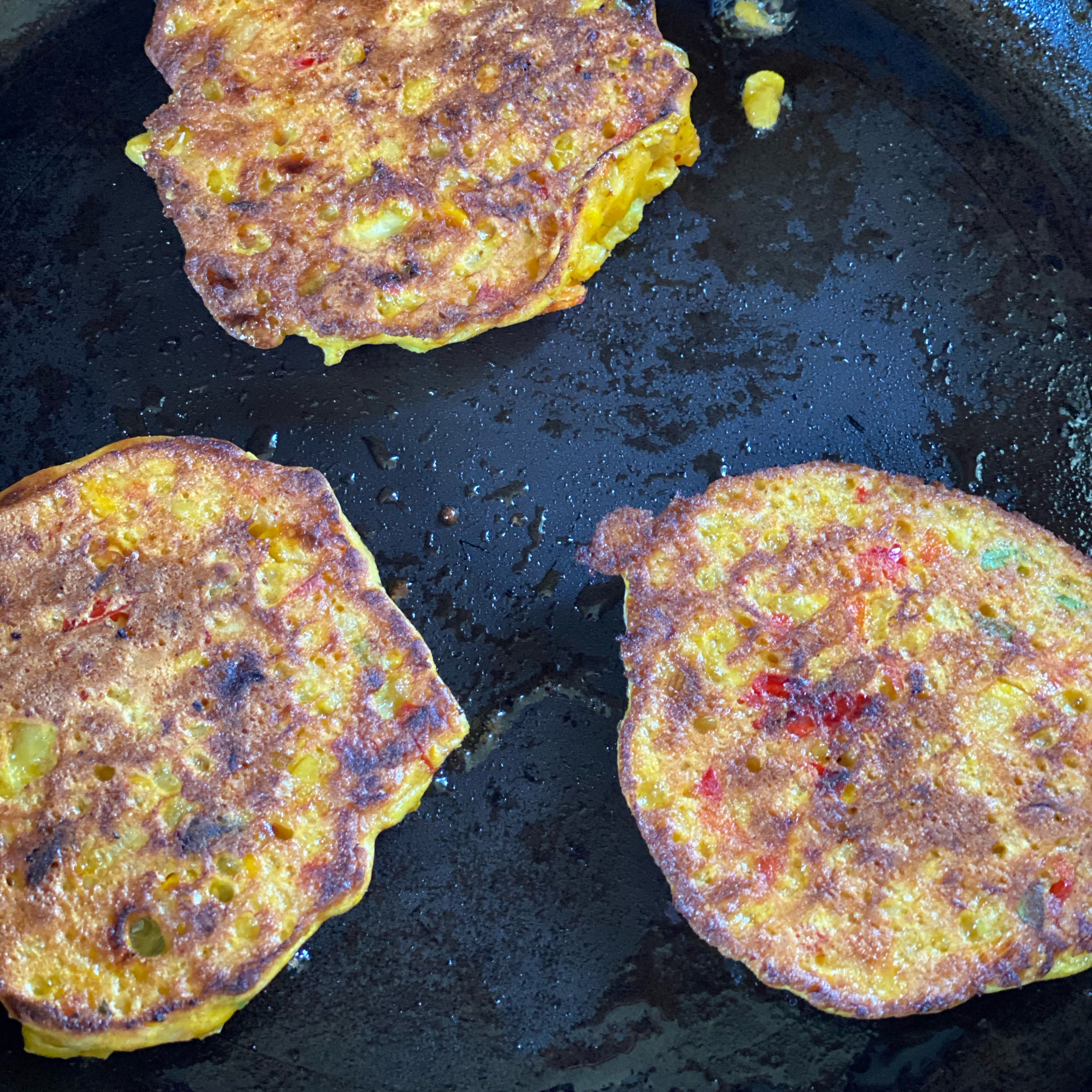 Bratpfanne auf dem Herd mit dem Raps Öl erhitzen und mit einem Esslöffel Portionieren, 1 Esslöffel voll ergibt ein Burger Patty, 1-2min auf jeder Seite braten bis beide Seiten gold gelb sind
