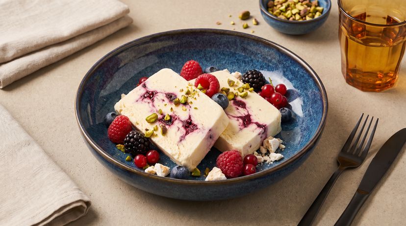 Cremiges Waldfrucht-Parfait: Eisgenuss ganz ohne Maschine