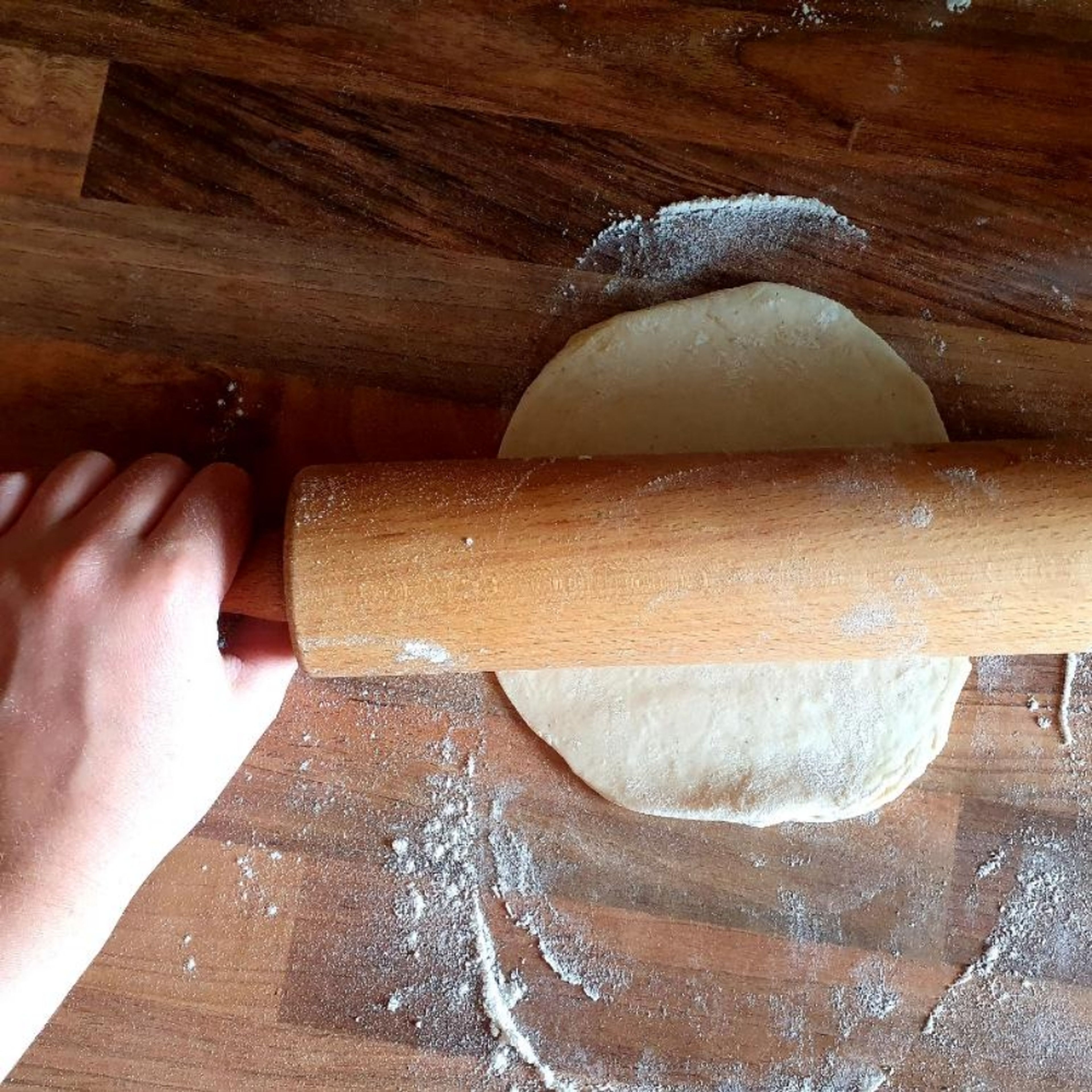 Den Teig vierteln. Jeweils ein Stück hauch dünn auf einer etwas bemehlten Fläche ausrollen. Und auf ein mit Backpapier belegtes Blech legen.