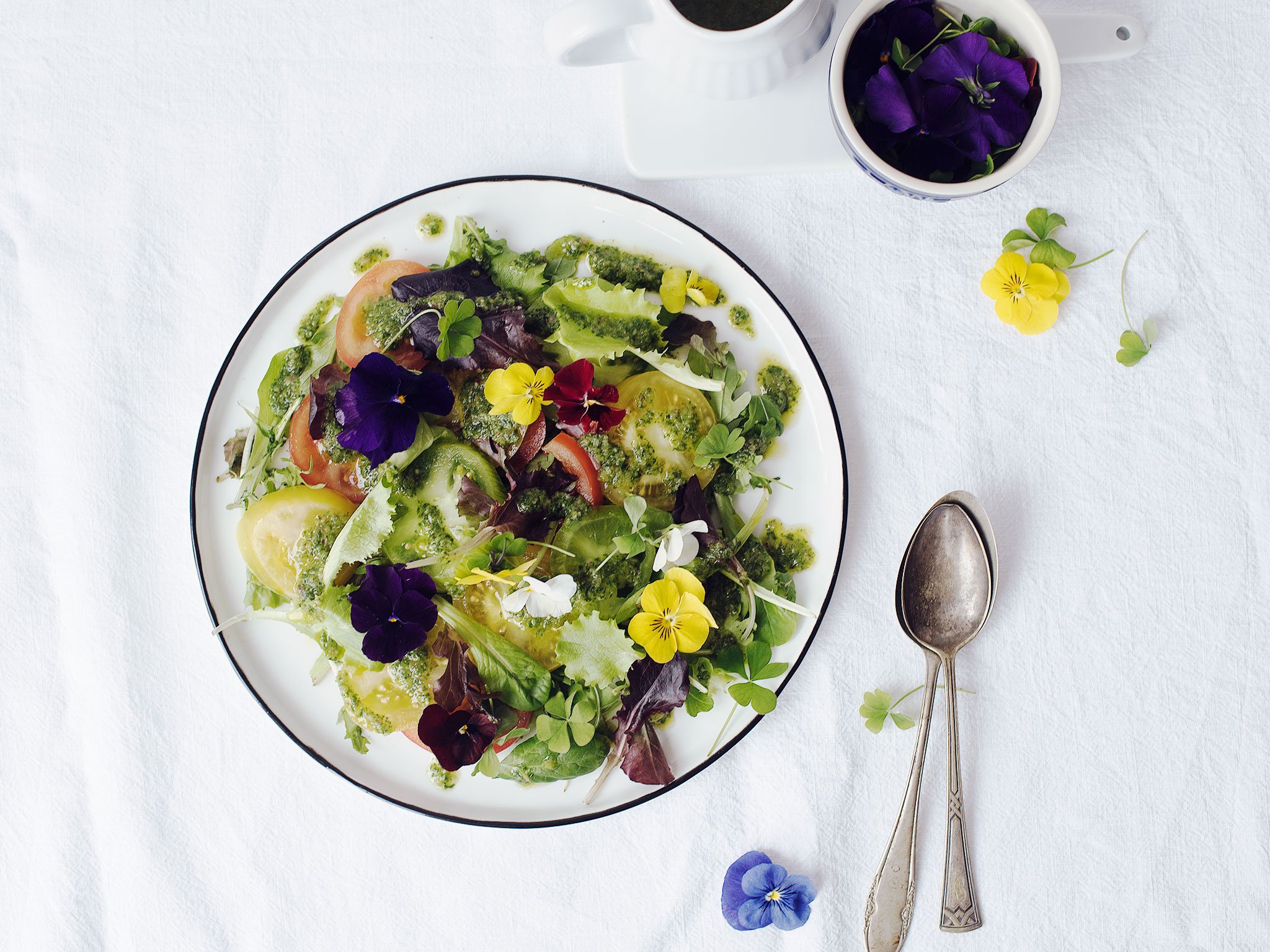 Tomatensalat mit Basilikum-Vinaigrette | Rezept | Kitchen Stories