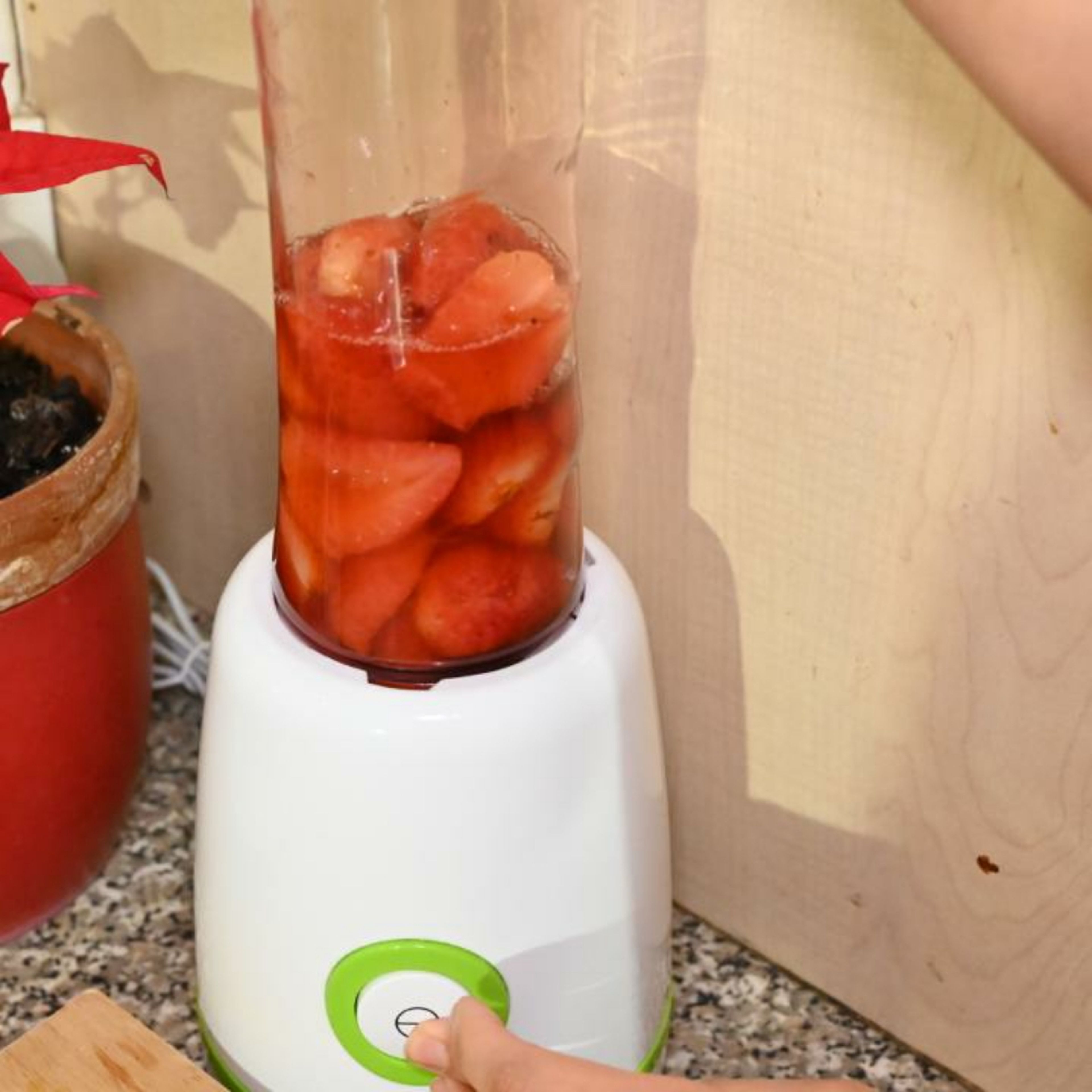 Pour the strawberry coulis into a smoothie maker and blend.