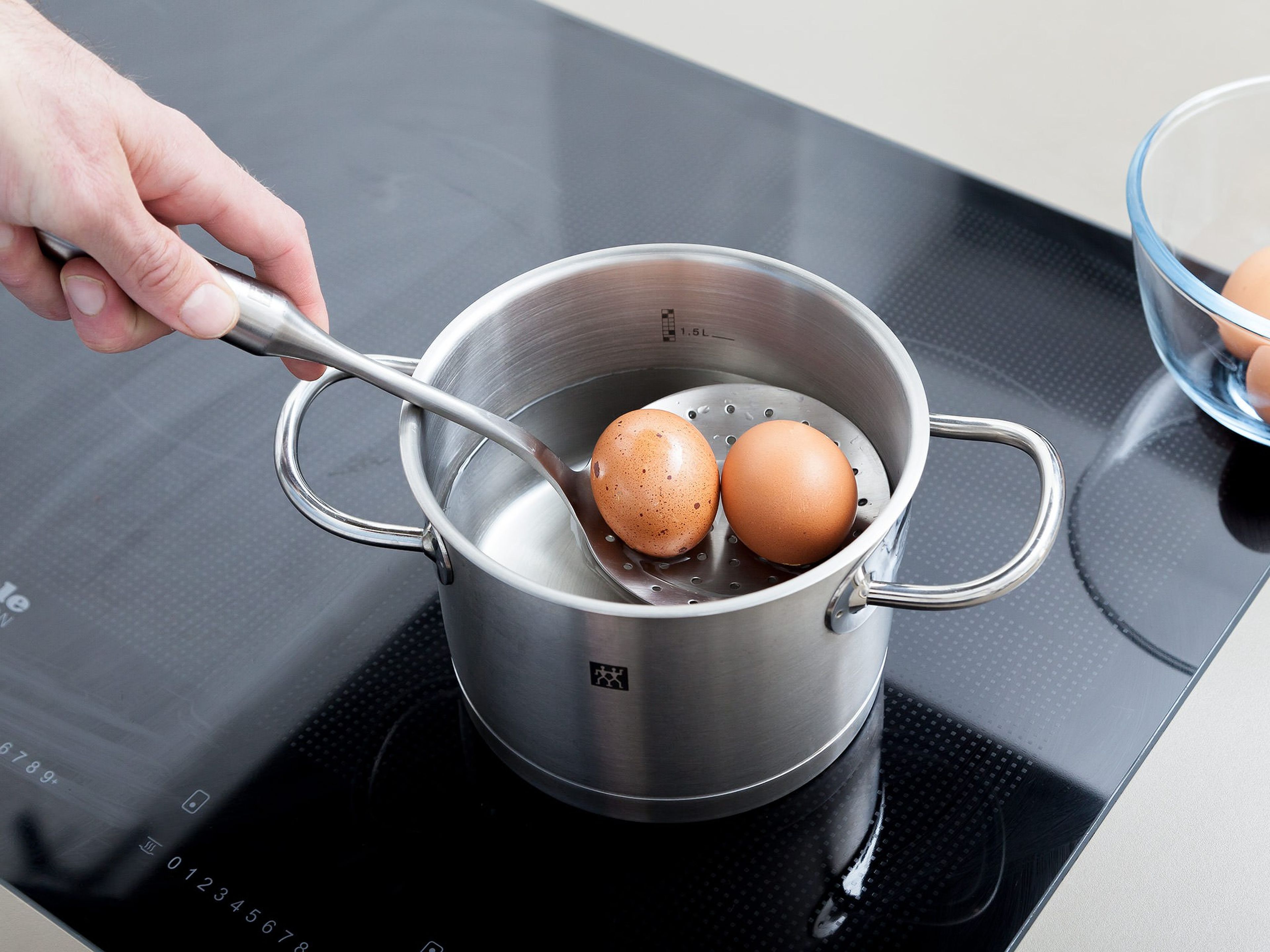 Eier in einen kleinen Topf mit Wasser geben und aufkochen lassen. Hitze reduzieren und die Eier über mittlerer Hitze ca. 8 - 10 Min. fest kochen. Abgießen und abkühlen lassen. Danach Eier schälen und klein schneiden.