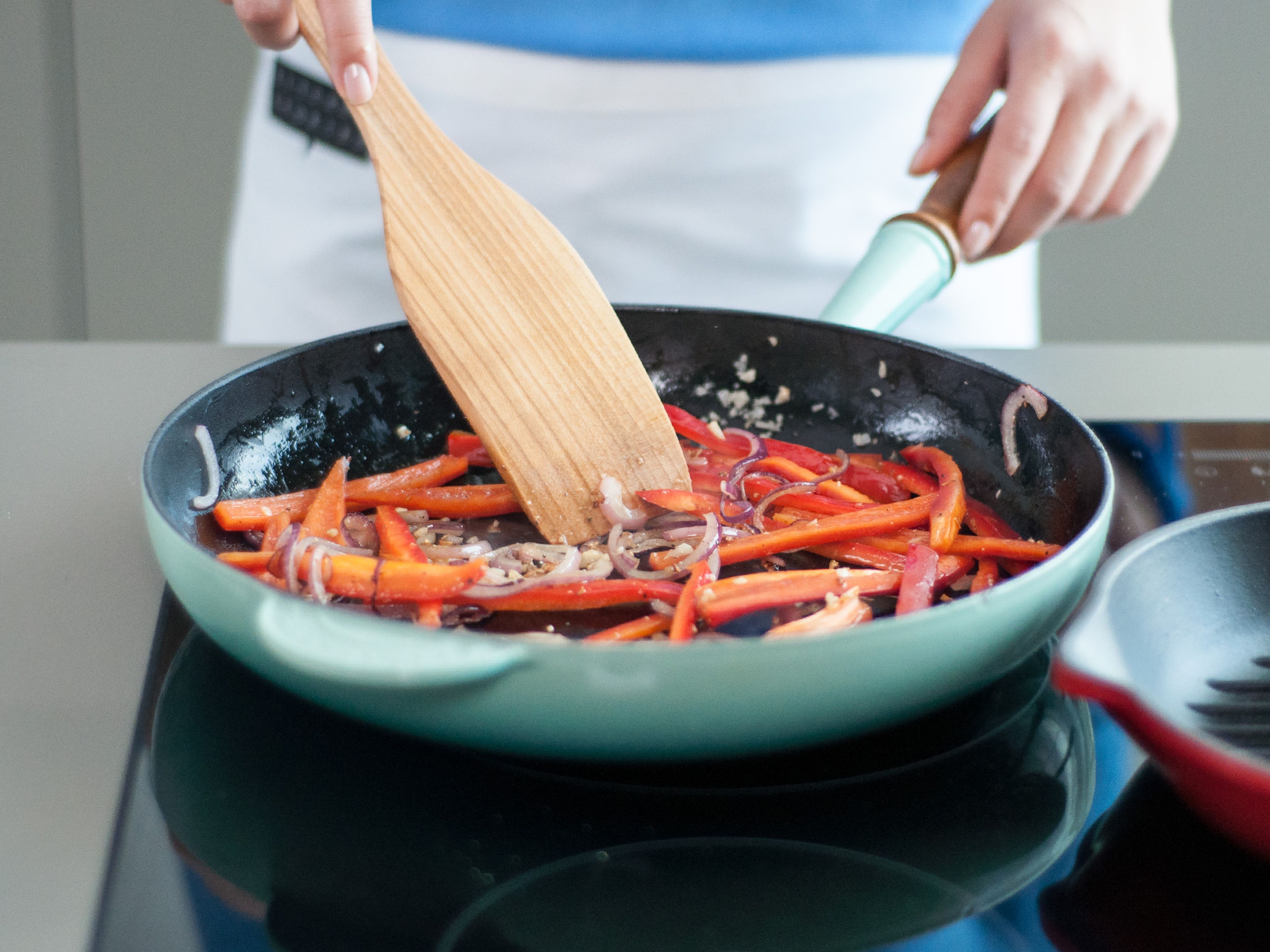Heat some vegetable oil in a frying pan over medium-high heat. Add onion and garlic and sauté until translucent. Then add bell pepper and continue to sauté until the bell pepper has softened, approx. 5 – 7 min. Remove vegetables from the pan and set aside.