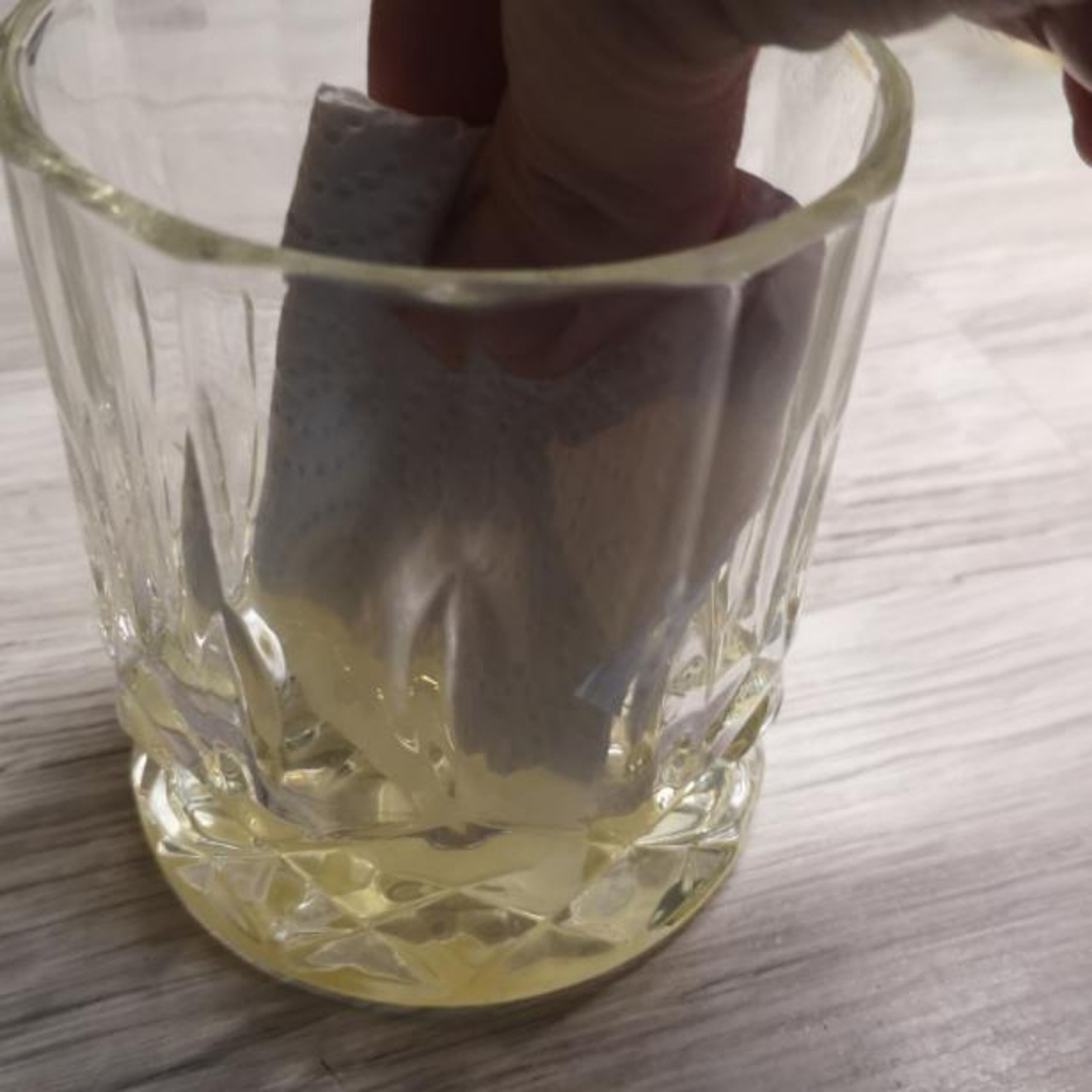 Etwas Öl in ein kleines Glas füllen, ein Blatt Küchenpapier zusammen falten und etwas in das Öl tunken.