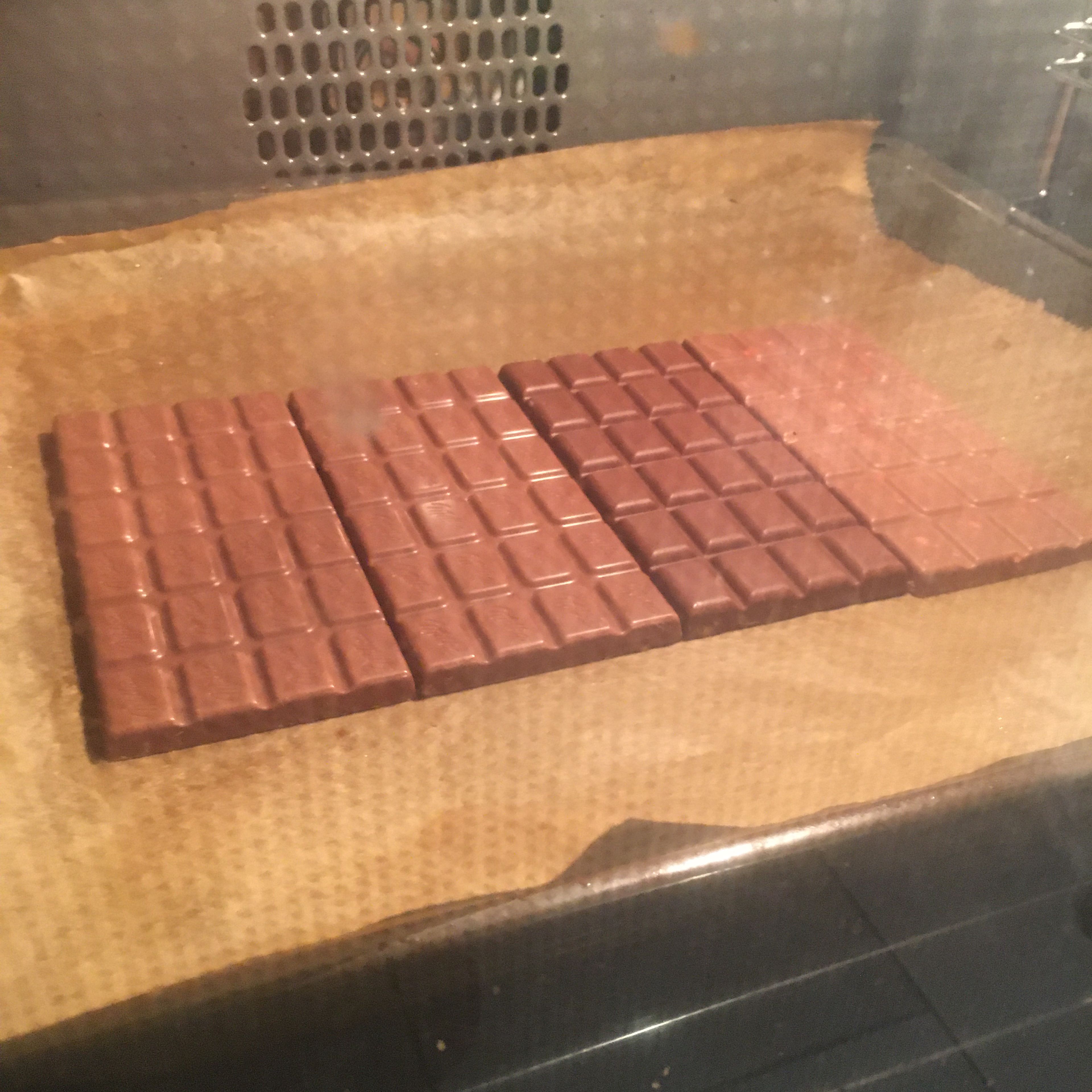 Dann die Schokolade In den Backofen Schieben und Bei 50Grad Umluft Für 14 Minuten die Schokolade Schmelzen Lassen