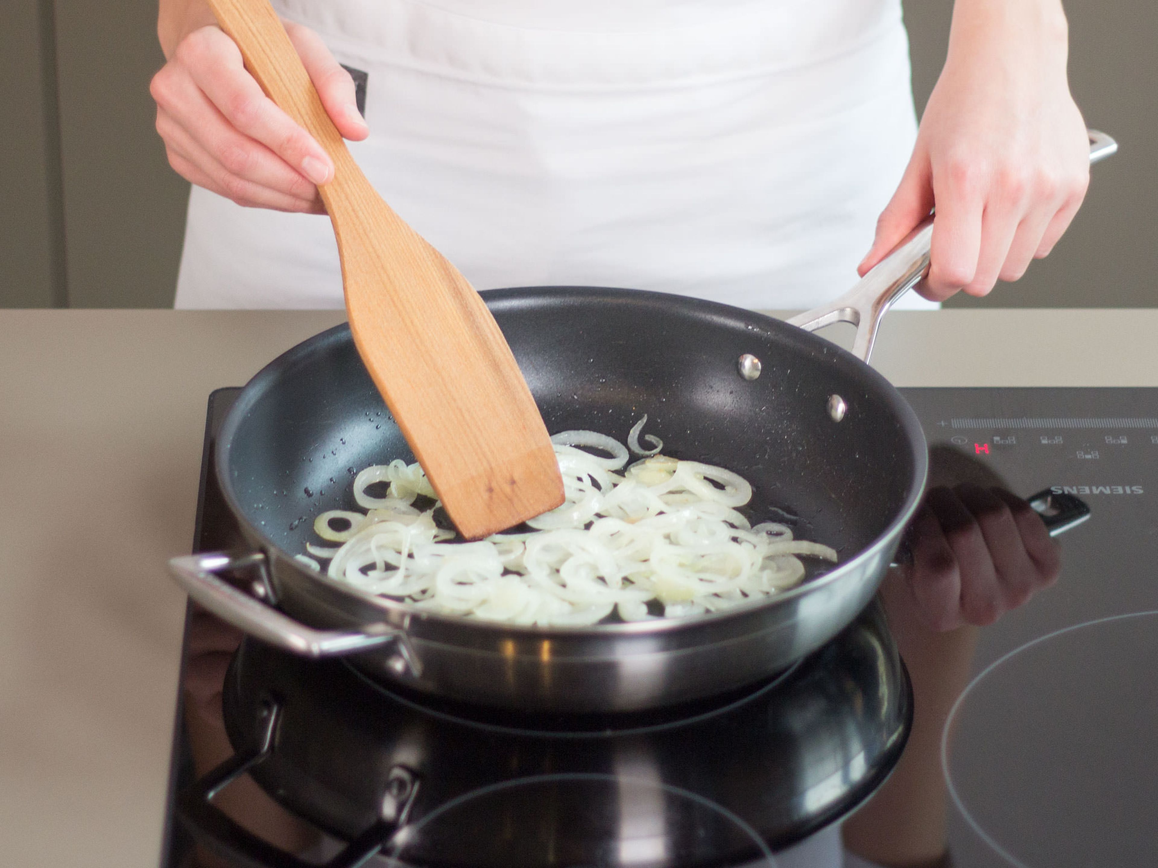 In a large frying pan, sauté onions over medium-high heat in some vegetable oil for approx. 3 – 5 min. Add spätzle and continue to cook for approx. 5 – 10 min. until crispy and golden brown.