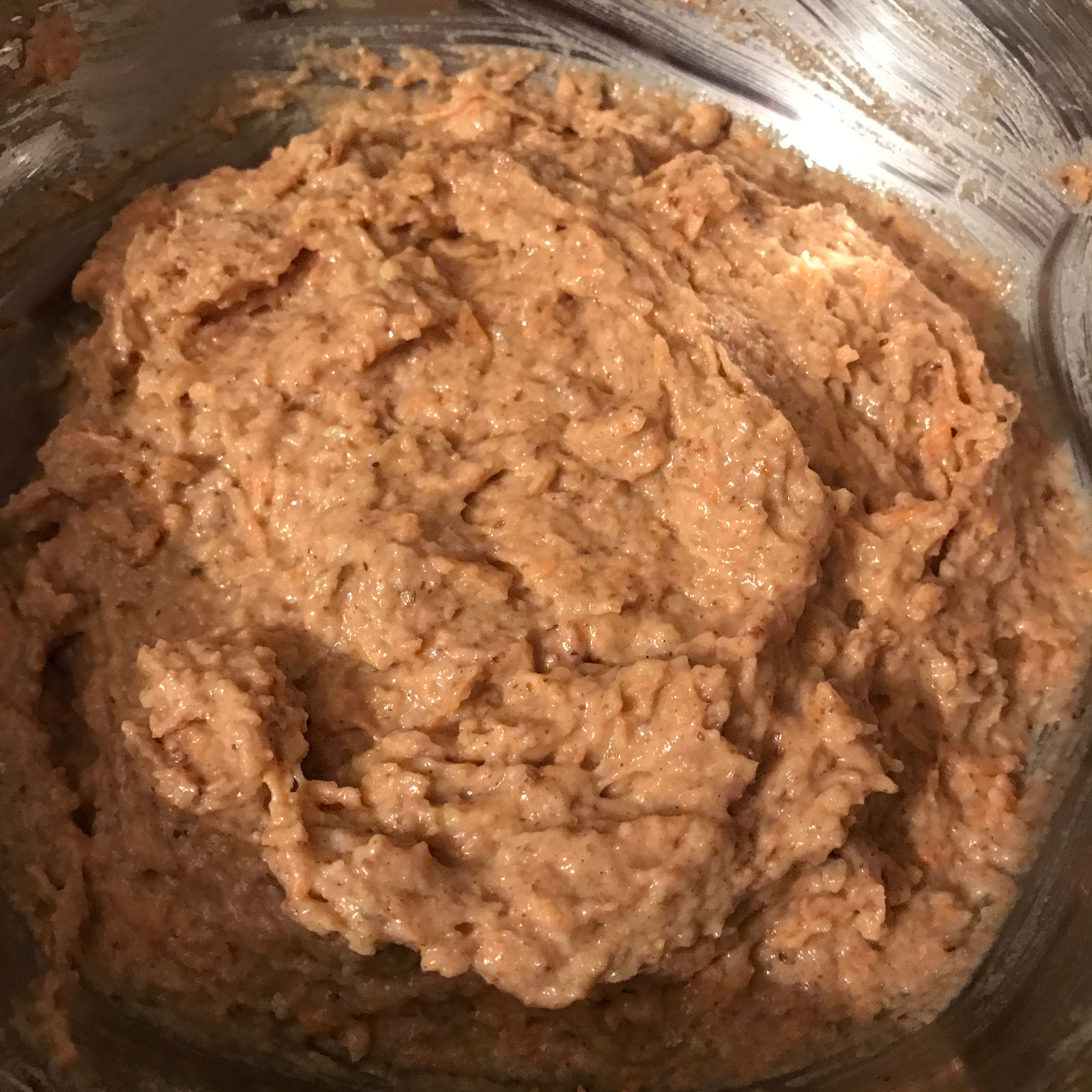 Mehlgemisch zur Karotten-Joghurt-Mischung hinzufügen und in eine gefettete Form geben.