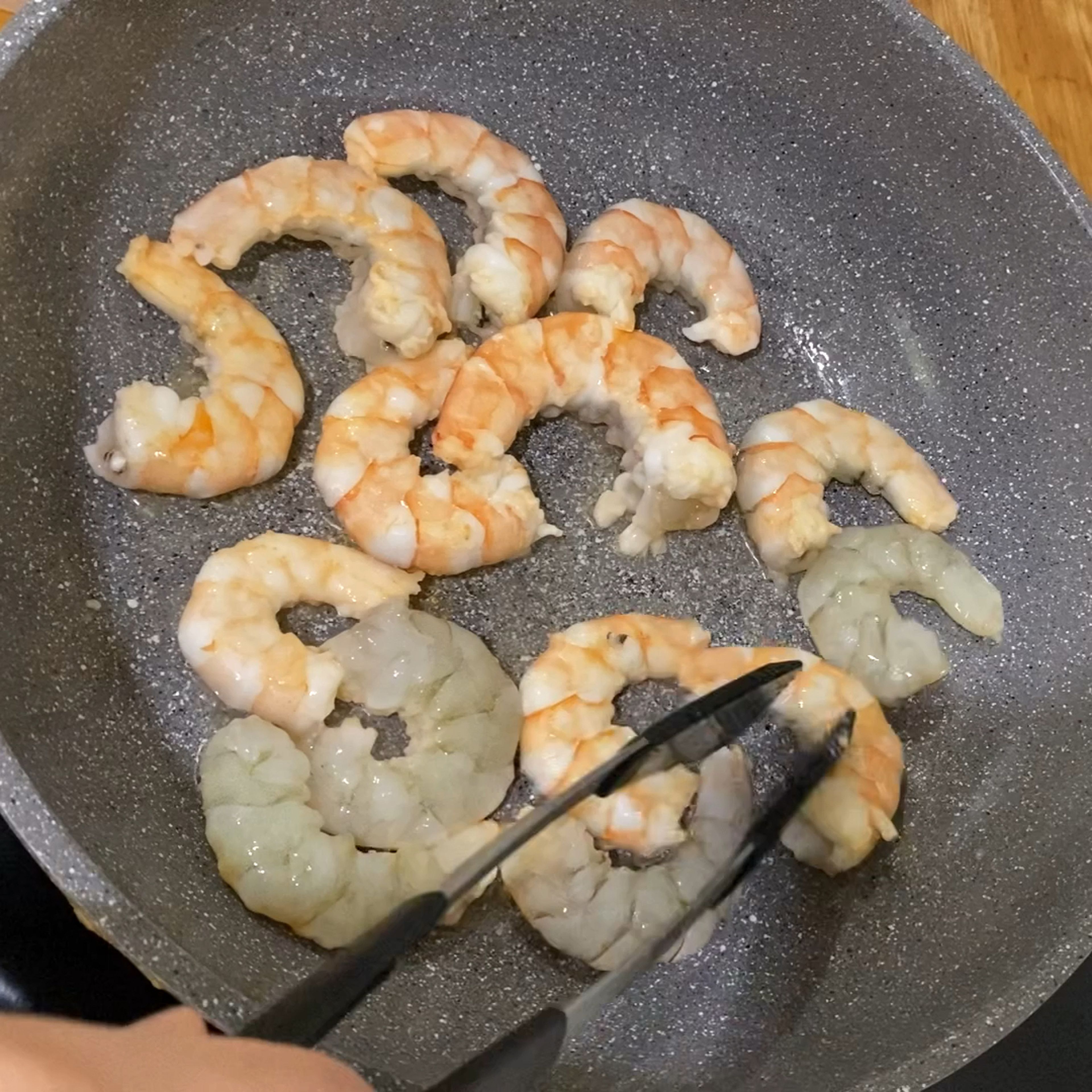 Heat some oil. Cook the shrimps in low heat, then set aside.