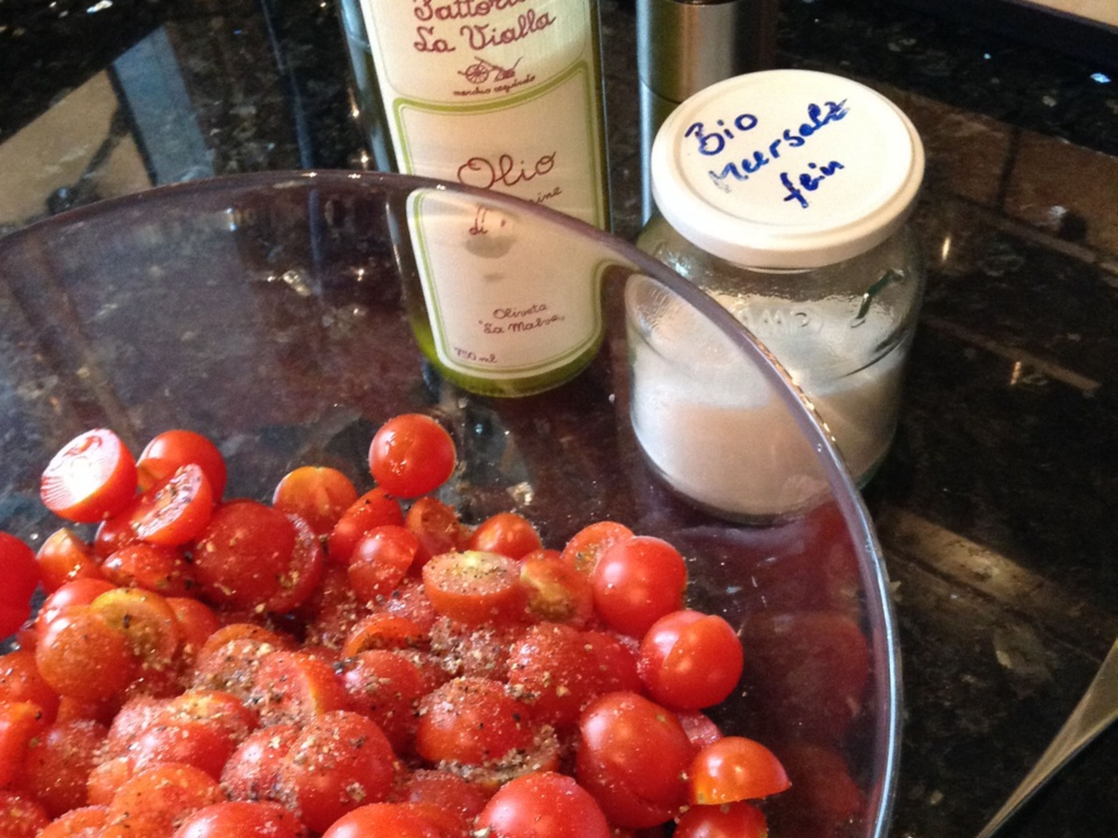 Tomaten in eine Schüssel geben, etwas Olivenöl dazugeben und mit Salz und Pfeffer würzen. Gut vermischen.