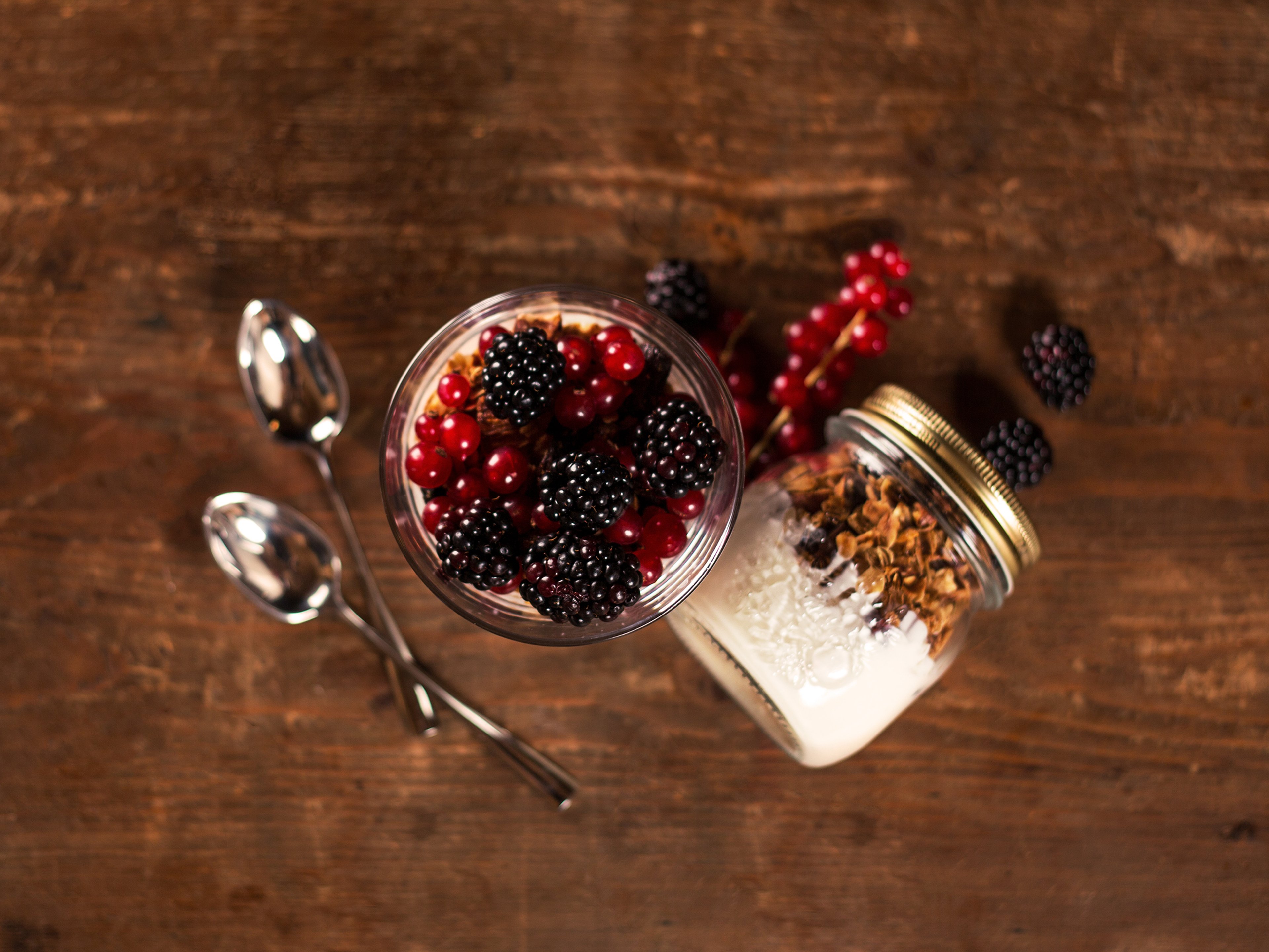 Selbstgemachtes goldenes Granola mit Joghurt