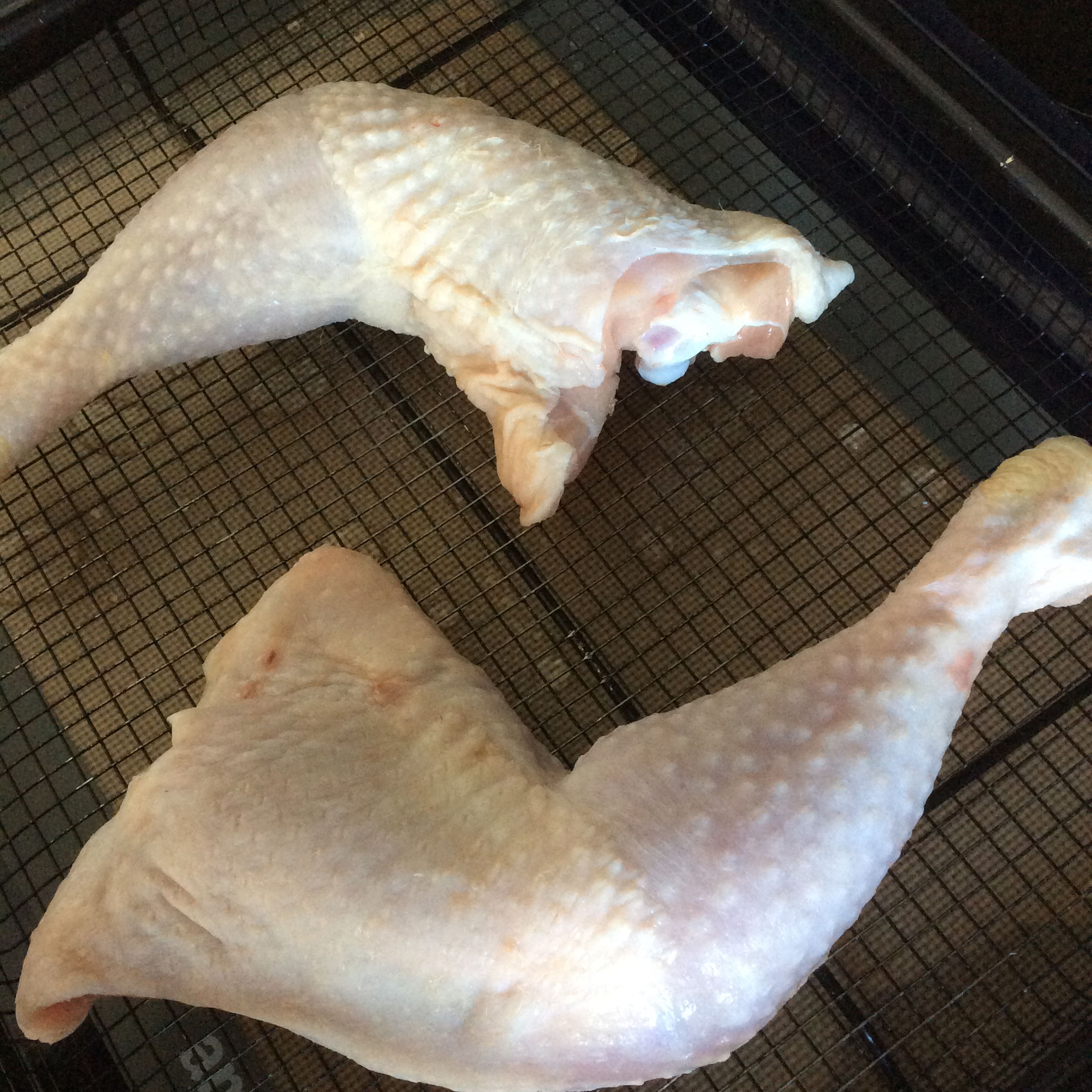 Den Backöfen auf 170 Grad vorheizen (Umluft). Die Hühnchenschenkel waschen und trocknen.