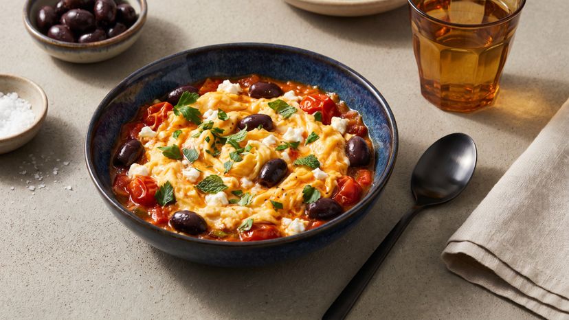 Ein türkischer Frühstücksklassiker mit Twist: Menemen mit Feta und Oliven