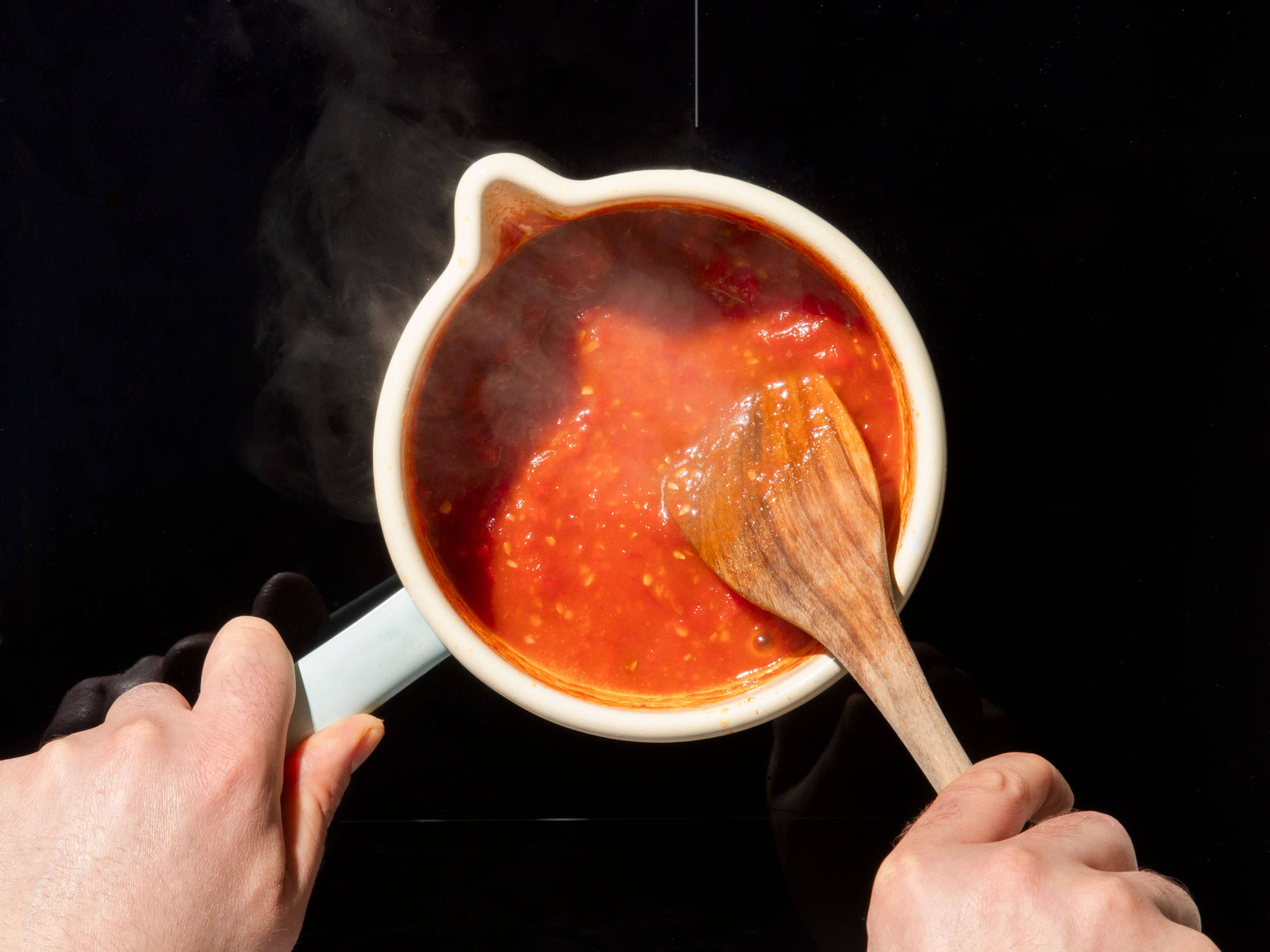 Gehackten Knoblauch in einem kleinen Topf bei mittlerer Hitze mit etwas Öl anbraten, bis der Knoblauch anfängt zu bräunen.  Gewürze, geschälte Tomaten und gehackte Chilis zugeben und mit Zucker, Limettensaft und -abrieb, Salz und Pfeffer vermengen. Den Tomaten-Dip zum Kochen bringen, dann Hitze reduzieren und ca. 30 Min. sanft köcheln lassen oder bis der Dip eindickt.