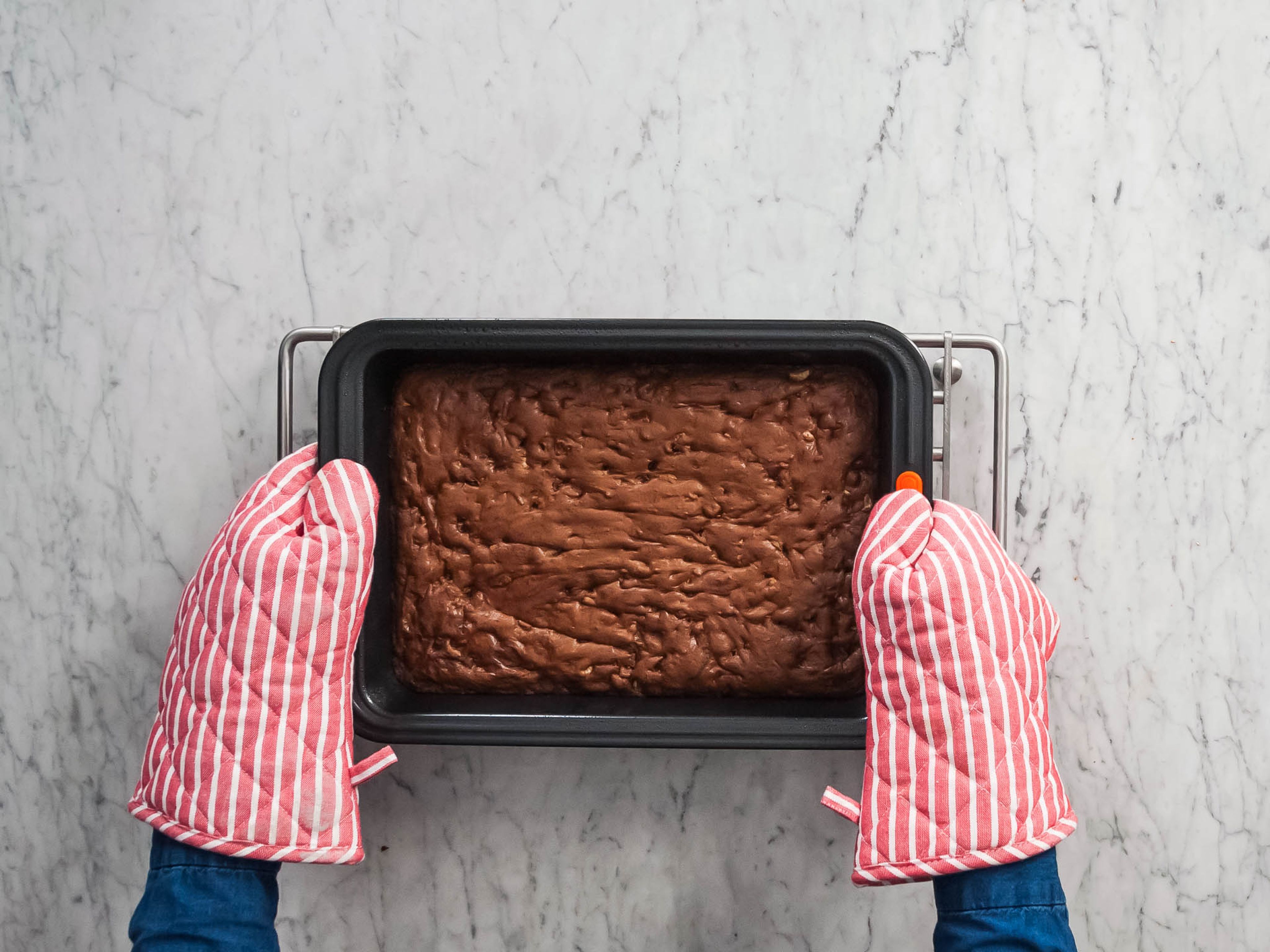 Brownies bei 180° C ca. 18 - 22 Min. backen, oder bis ein Zahnstocher beim Anstechen ohne Teigreste sauber entnommen werden kann. Brownies in der Backform auf einem Kuchengitter auskühlen lassen.
