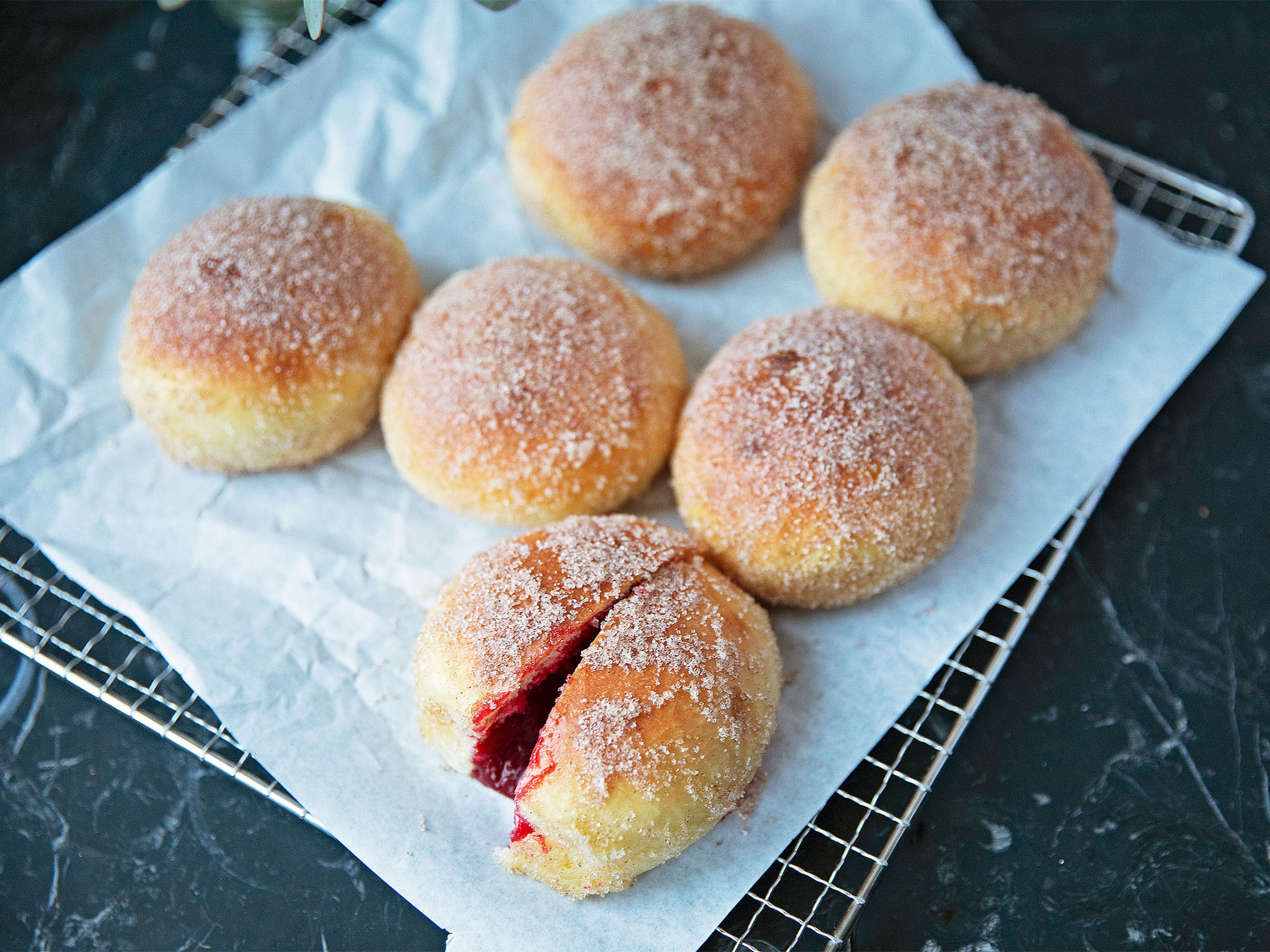 Gebackene Berliner mit Cranberryfüllung