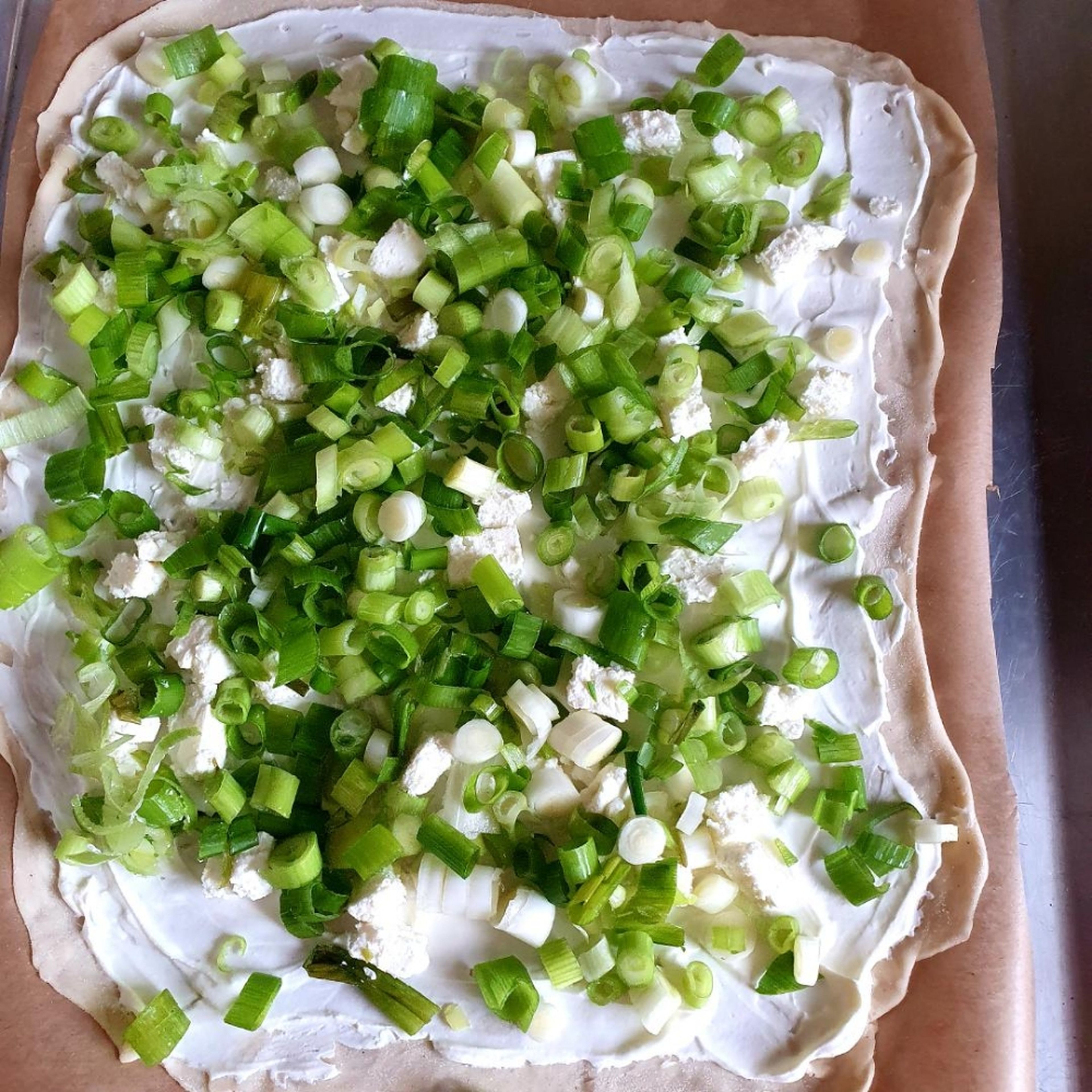 Die Frühlingszwiebeln verteilen.