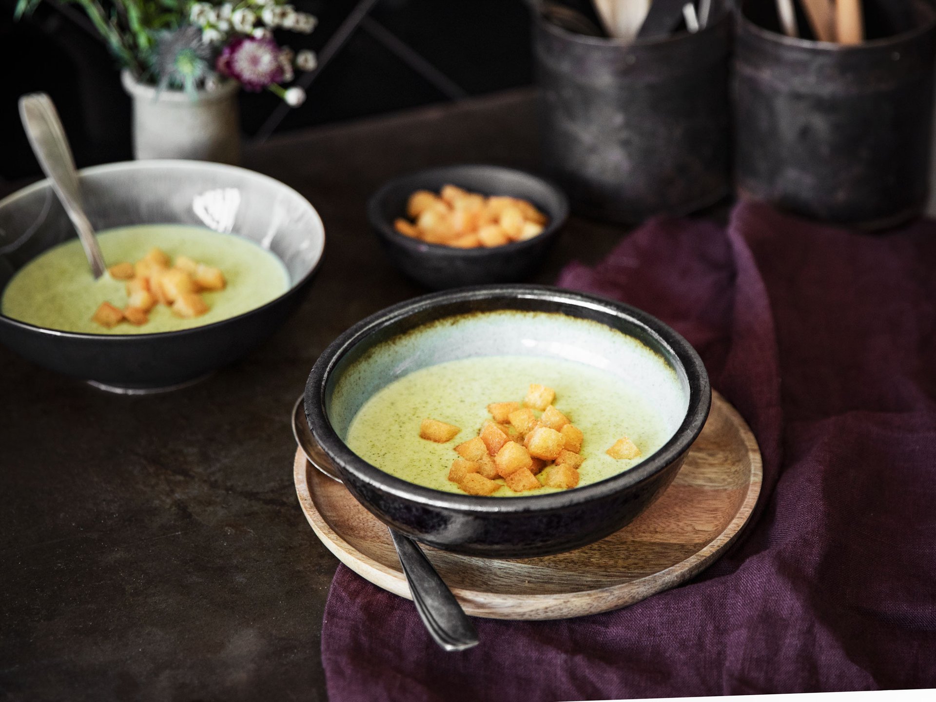 Brokkoli-Creme-Suppe mit knusprigen Knoblauch-Crôutons | Rezept ...