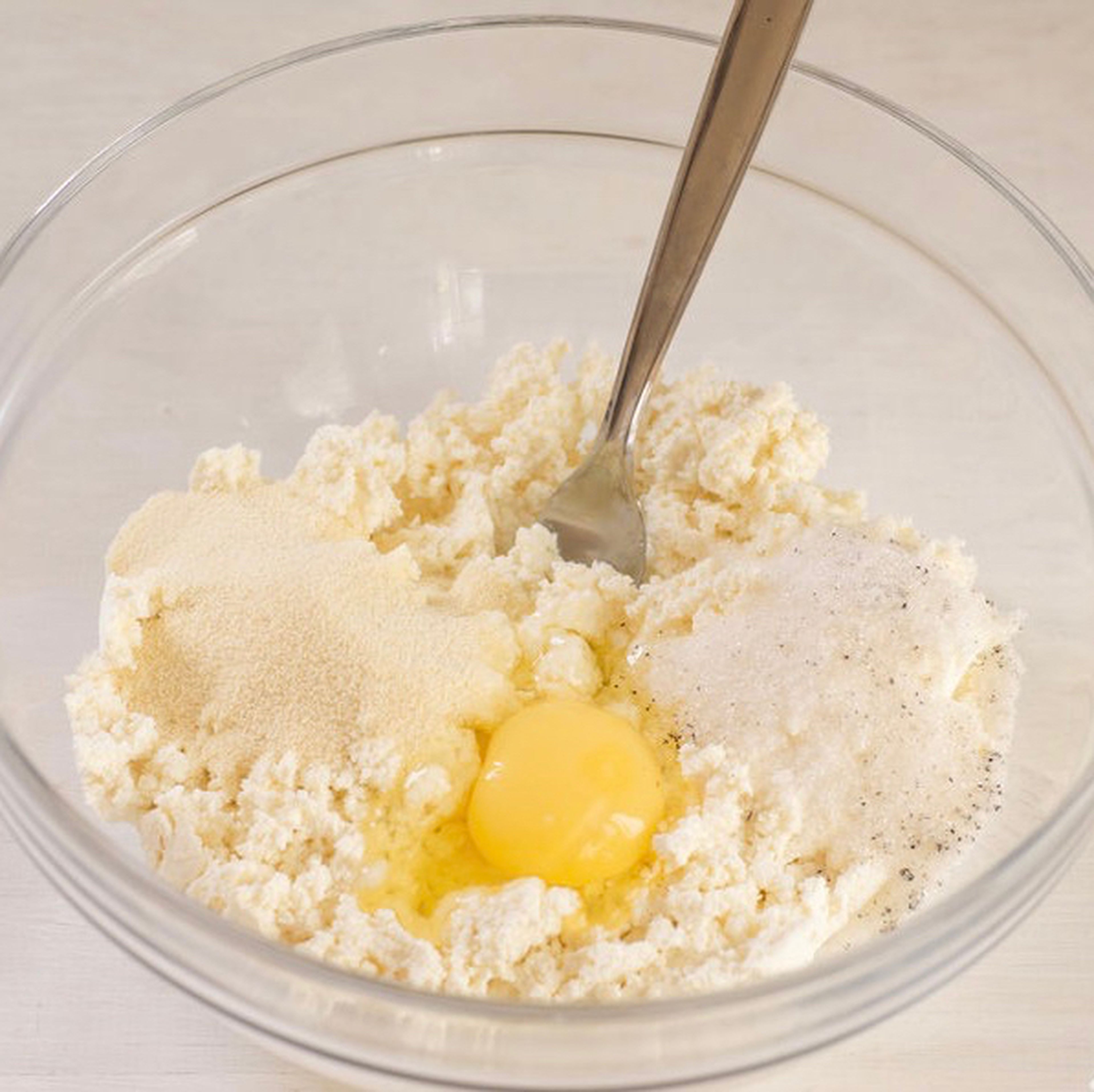 Knead the cottage cheese with a a fork with yolk, sugar, vanilla sugar and semolina
