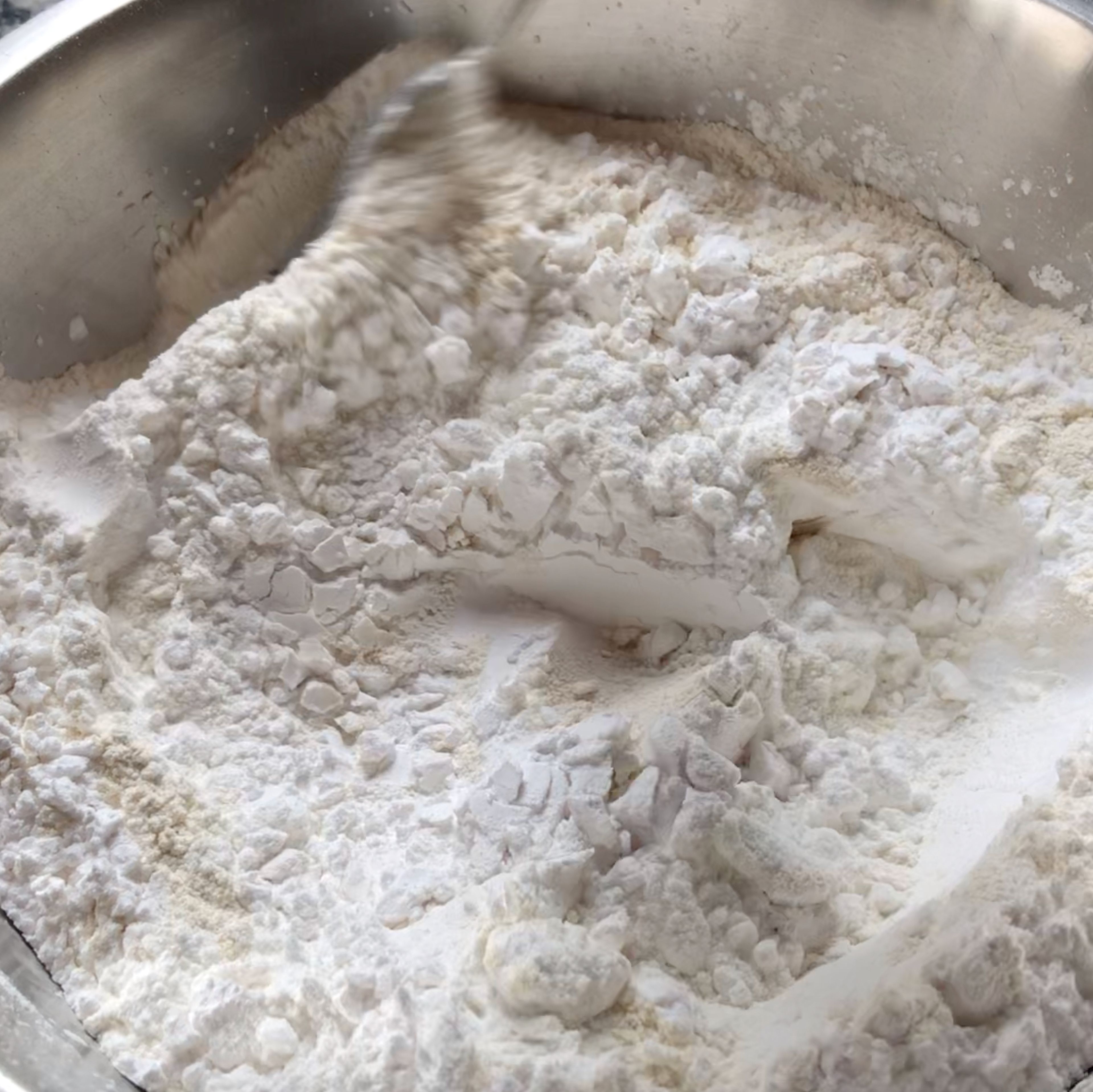 Now mix all the dry ingredients in bowl. The brown rice flour, cornstarch, tapioca flour, baking powder and the xantham gum. It’s important to mix them well.