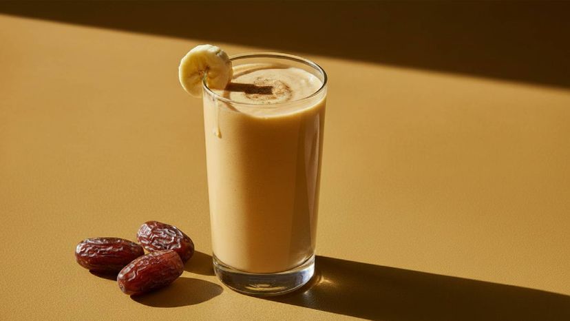 Cremiger Start in den Tag mit einem Bananen-Dattel-Smoothie