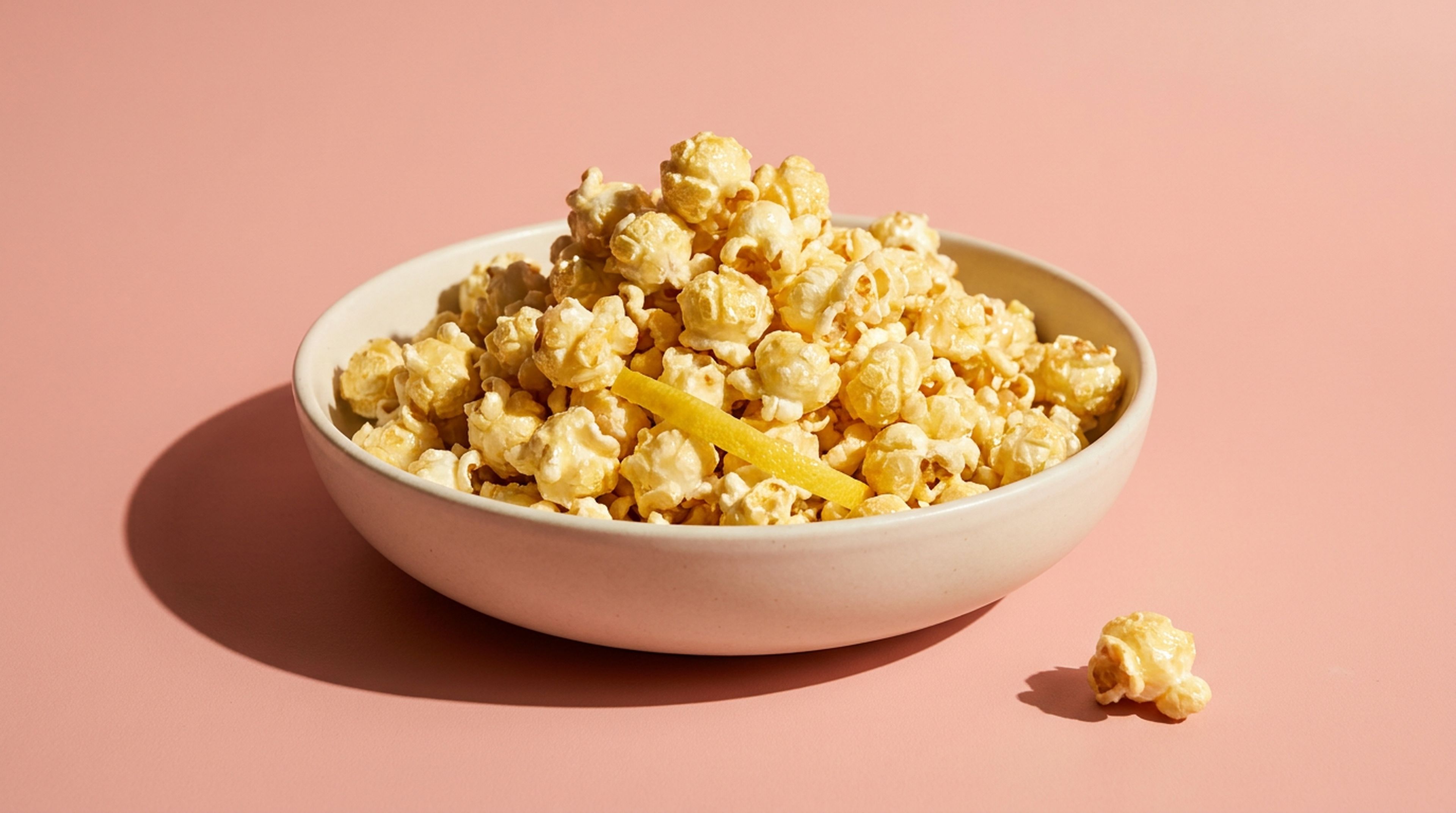Knuspriges Popcorn mit süßem Holunderblütensirup und Zitrone