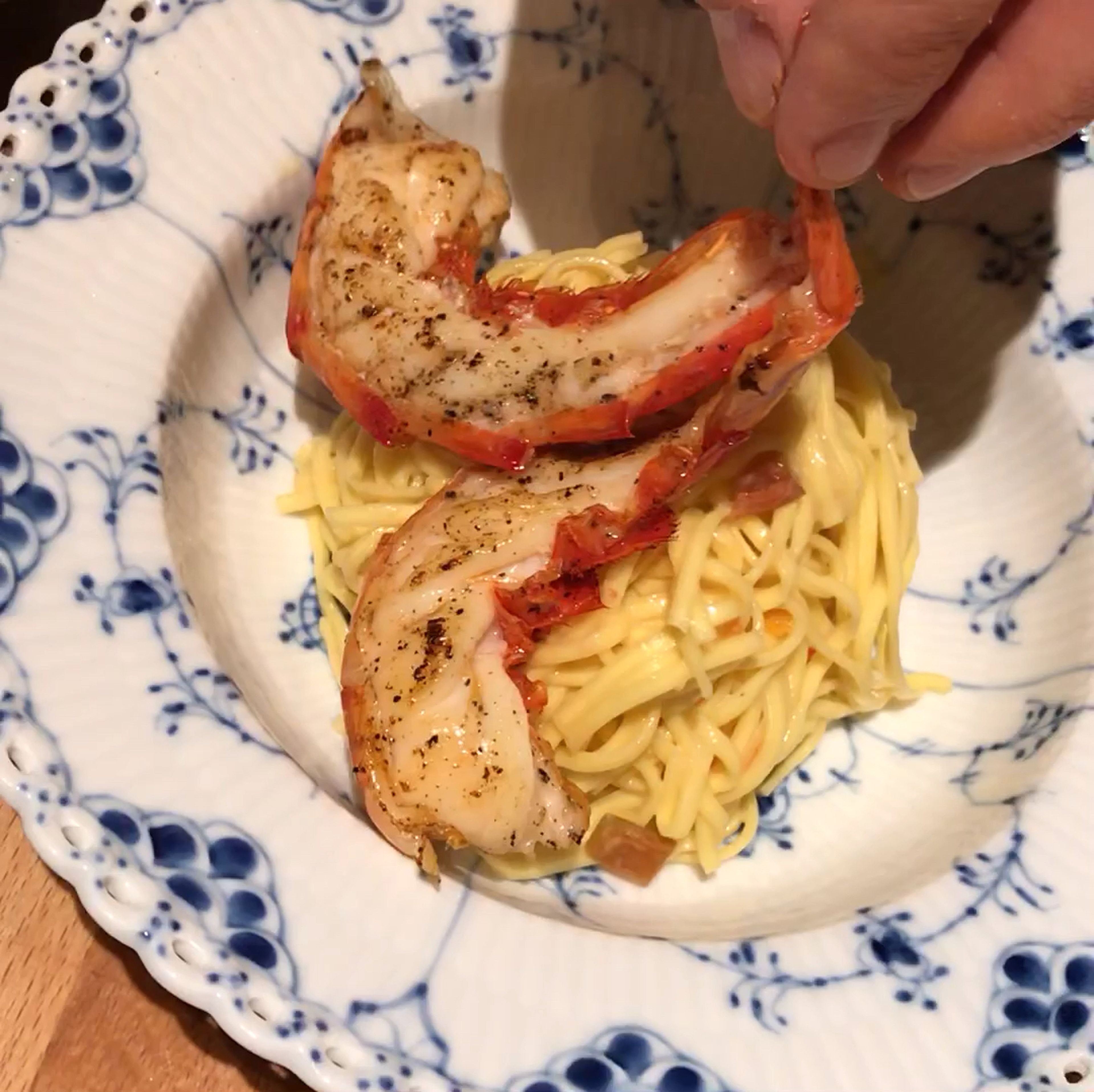 When pasta is ready, drain and toss with cream sauce until thoroughly coated. Transfer to serving plates, and top with Carabineros. Bon Appetit.