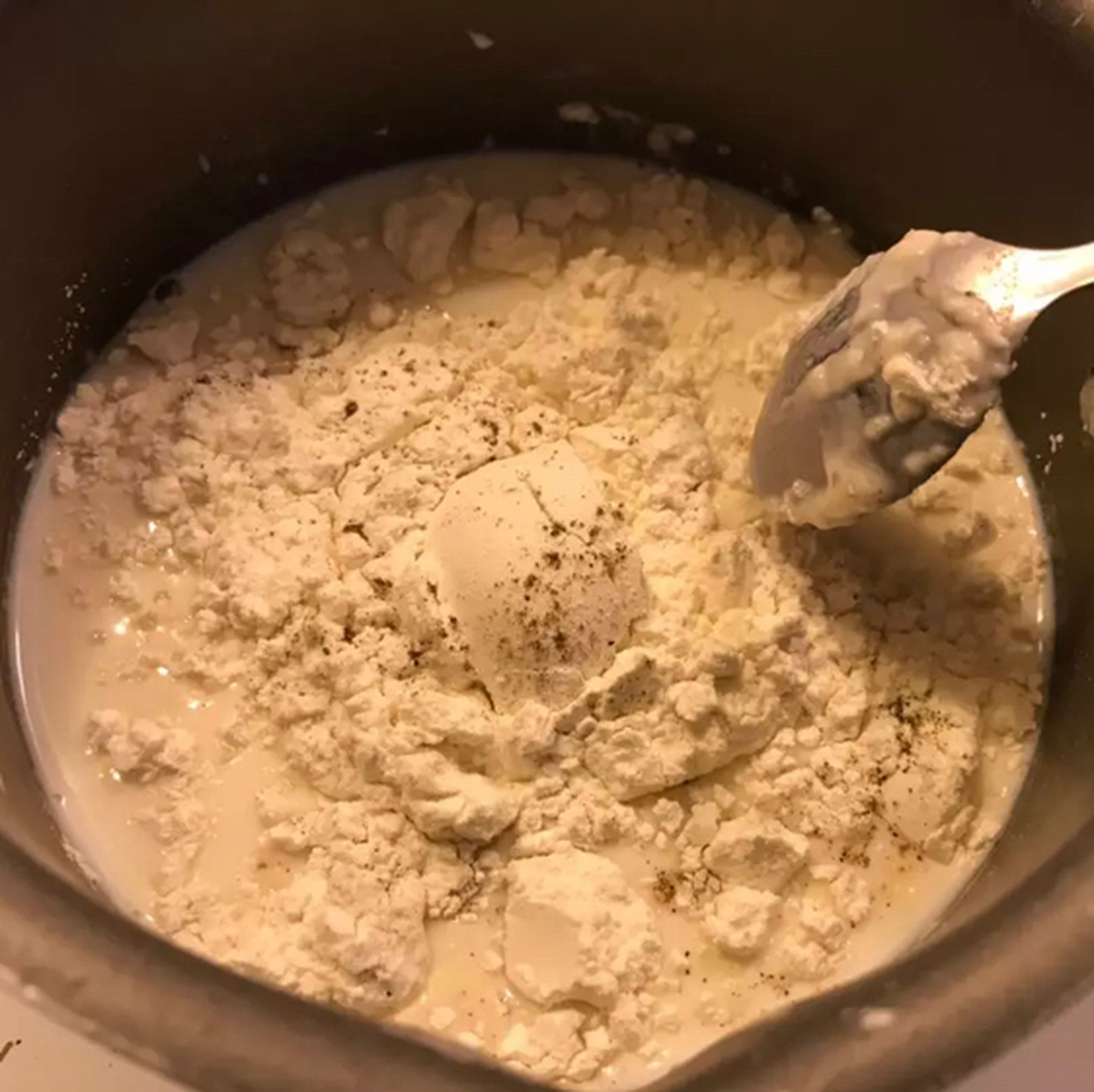 On medium-high heat until the pressure of the pressure cooker goes up, then turn down the flame and let it cook for an hour and a quarter. During this time, prepare the sauce. Pour the flour in cold milk and mix. Add a little salt and pepper and put it on a low heat and stir regularly so that the flour does not become lumps.